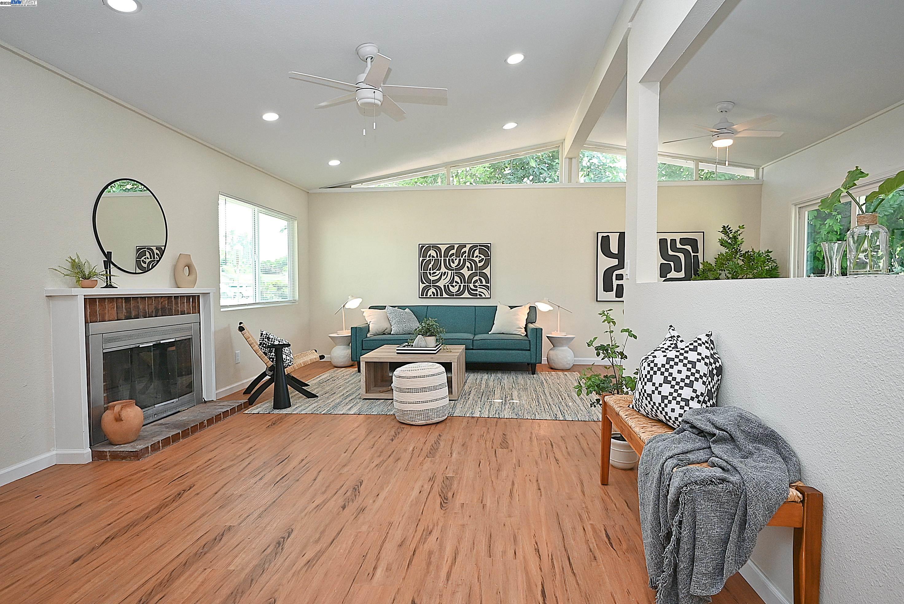 2371 Del Rio Dr