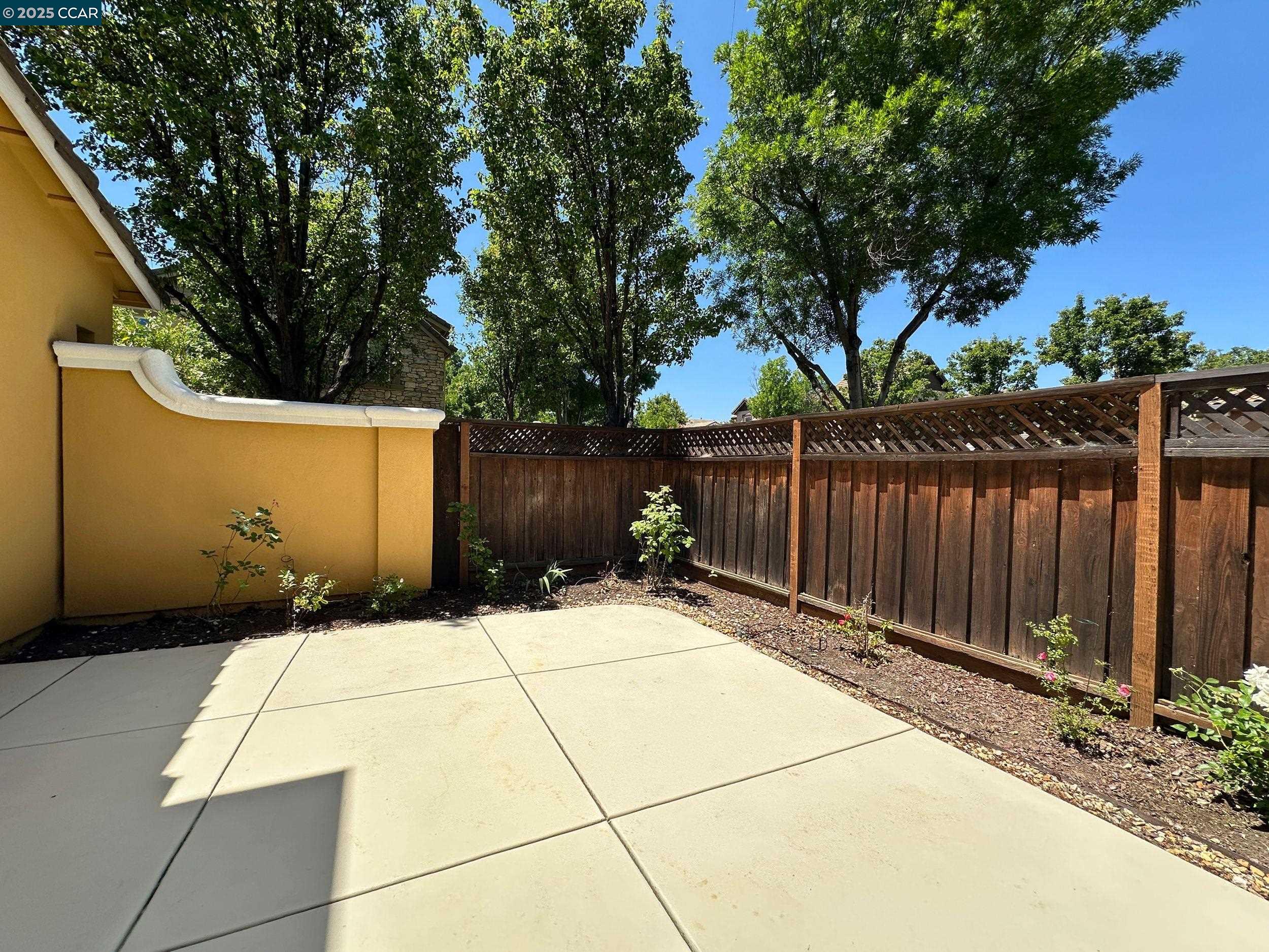 90 W Amistad Ln