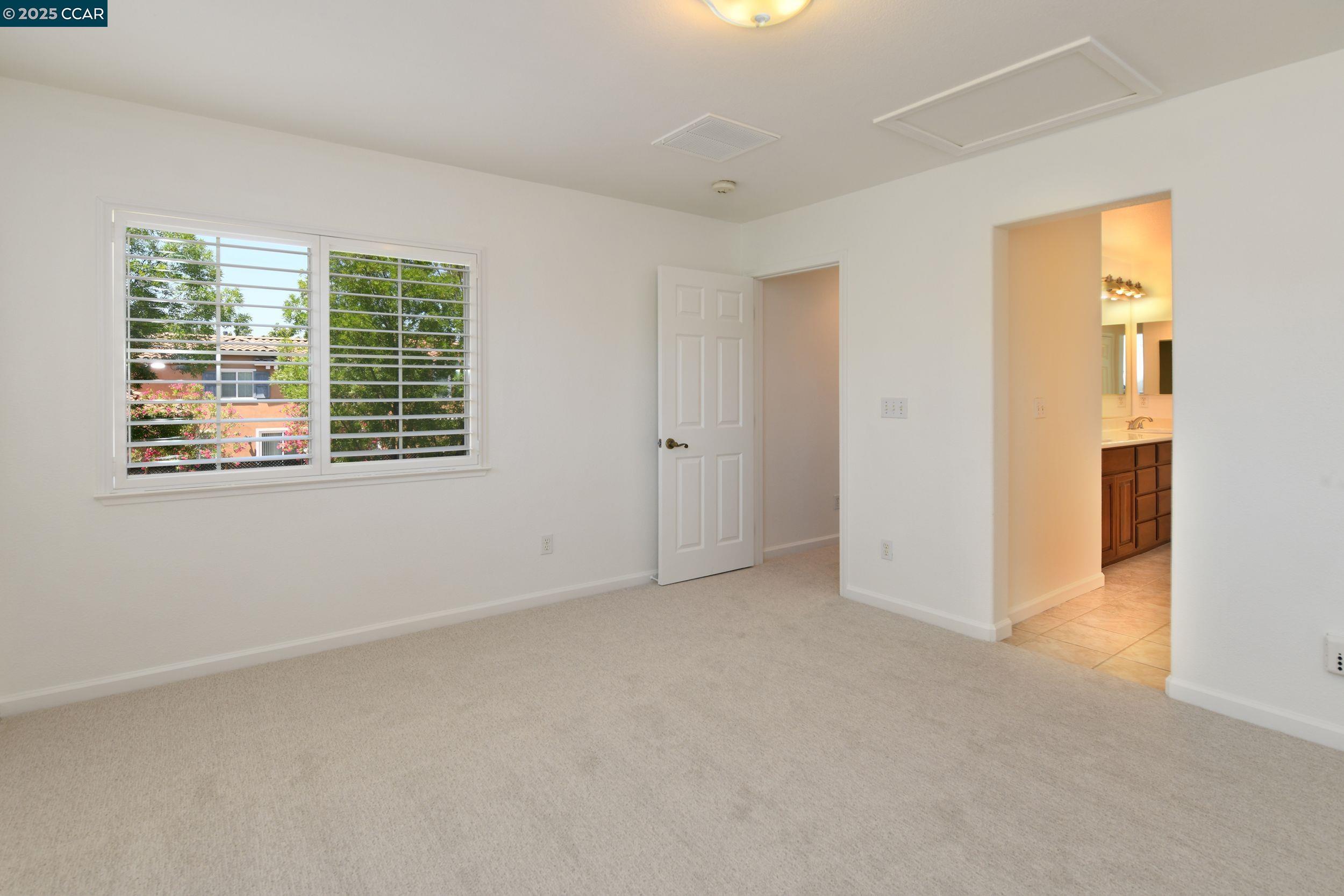 90 W Amistad Ln