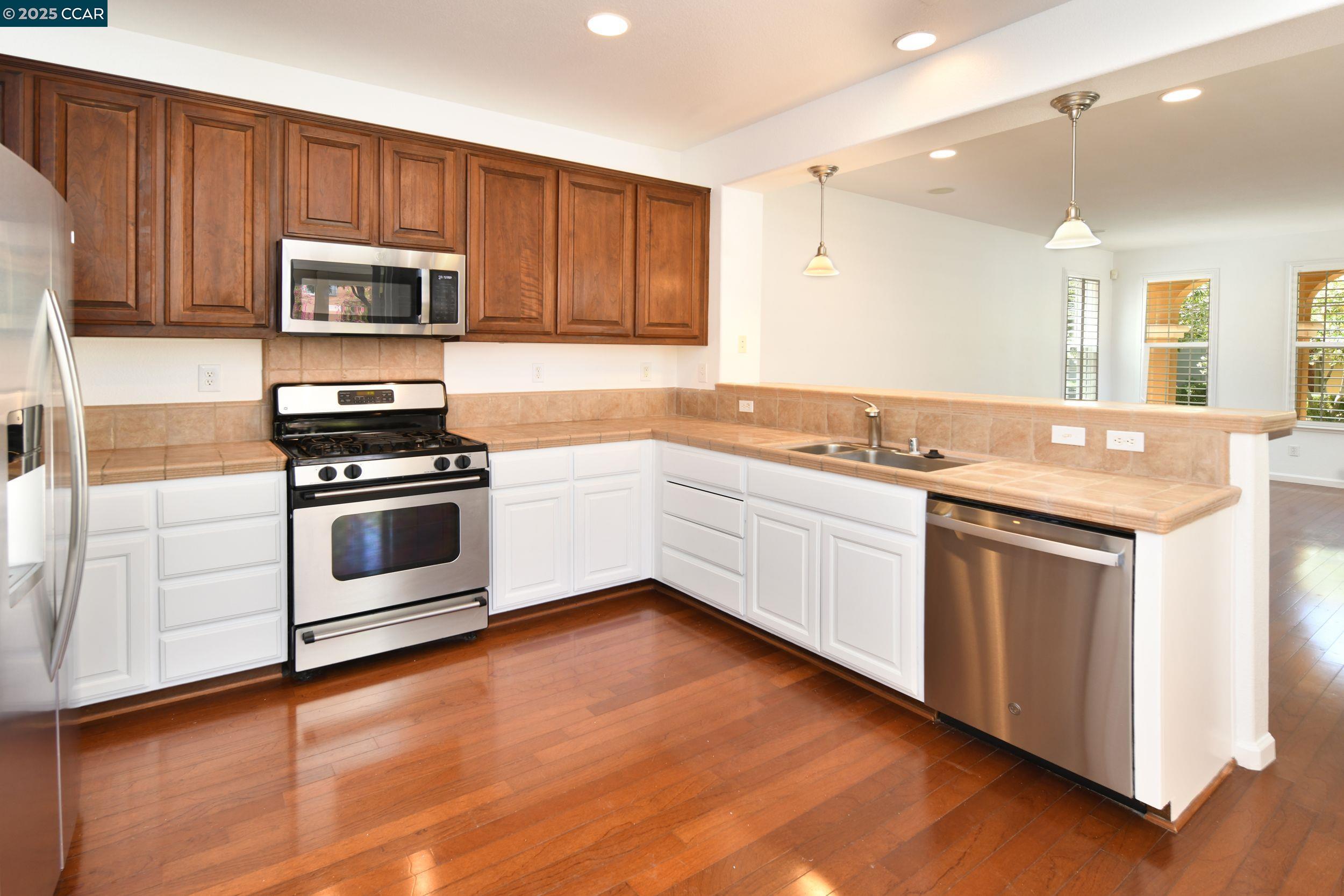 90 W Amistad Ln