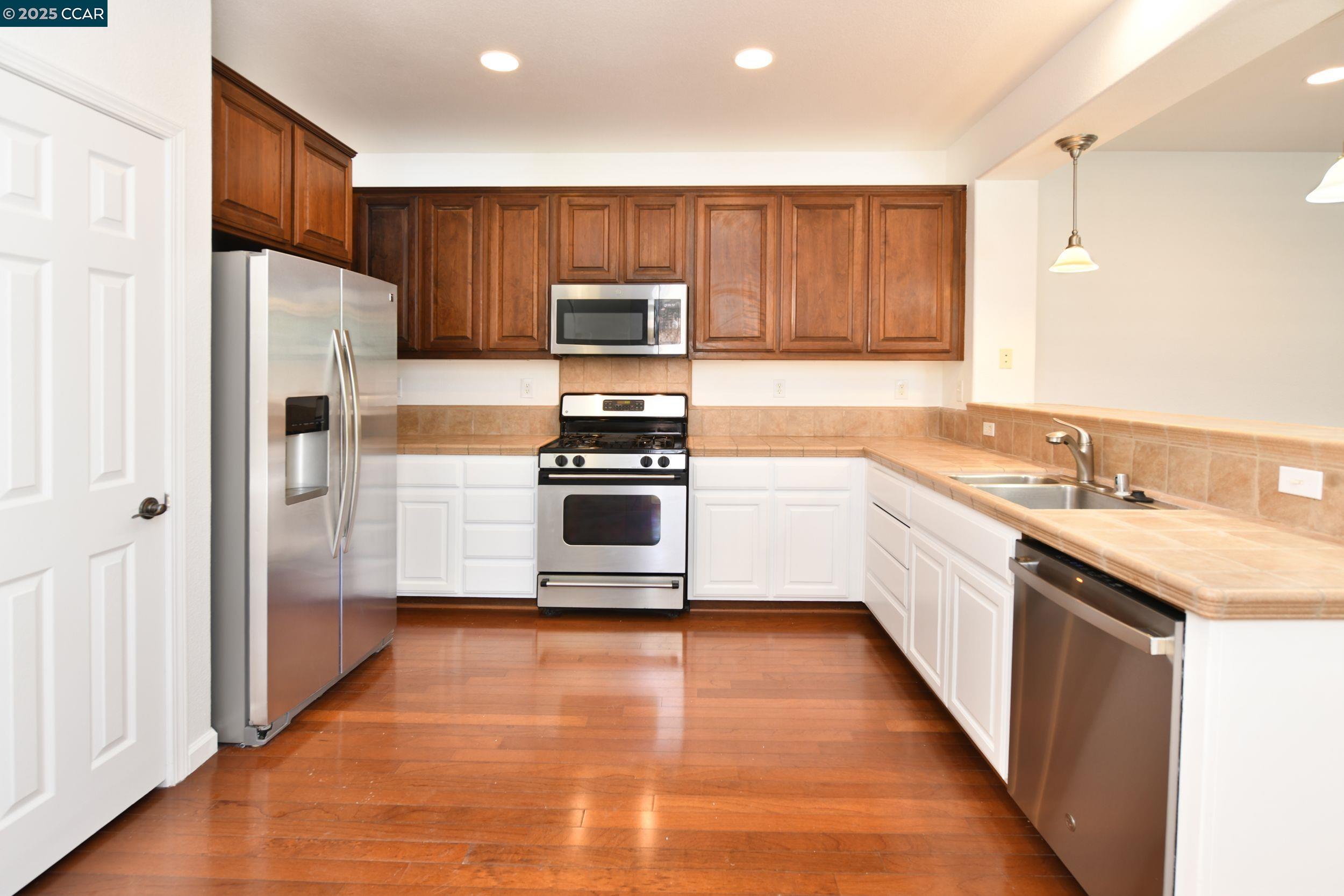 90 W Amistad Ln