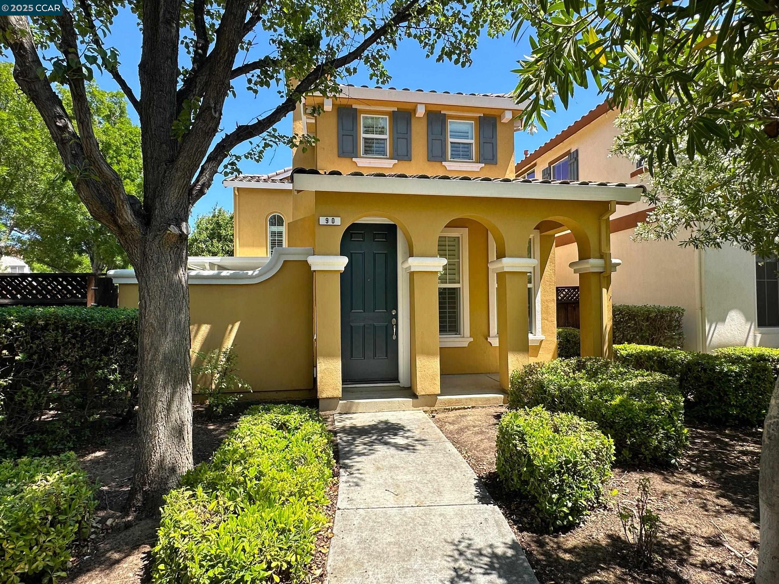 90 W Amistad Ln