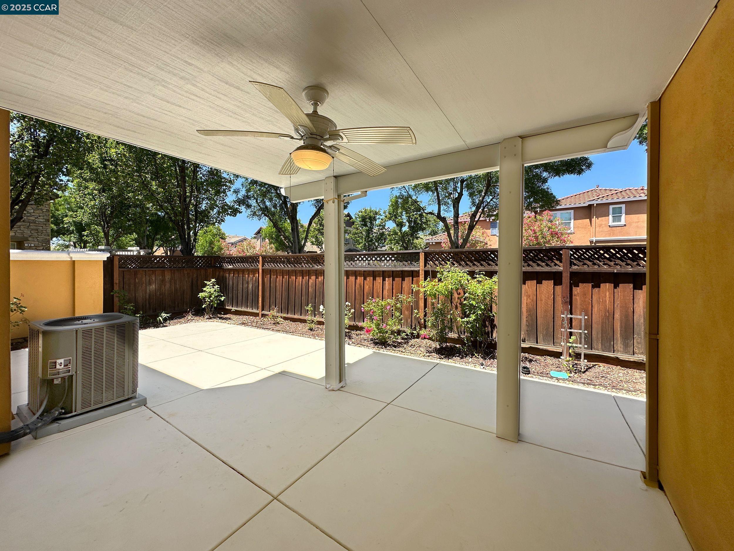 90 W Amistad Ln