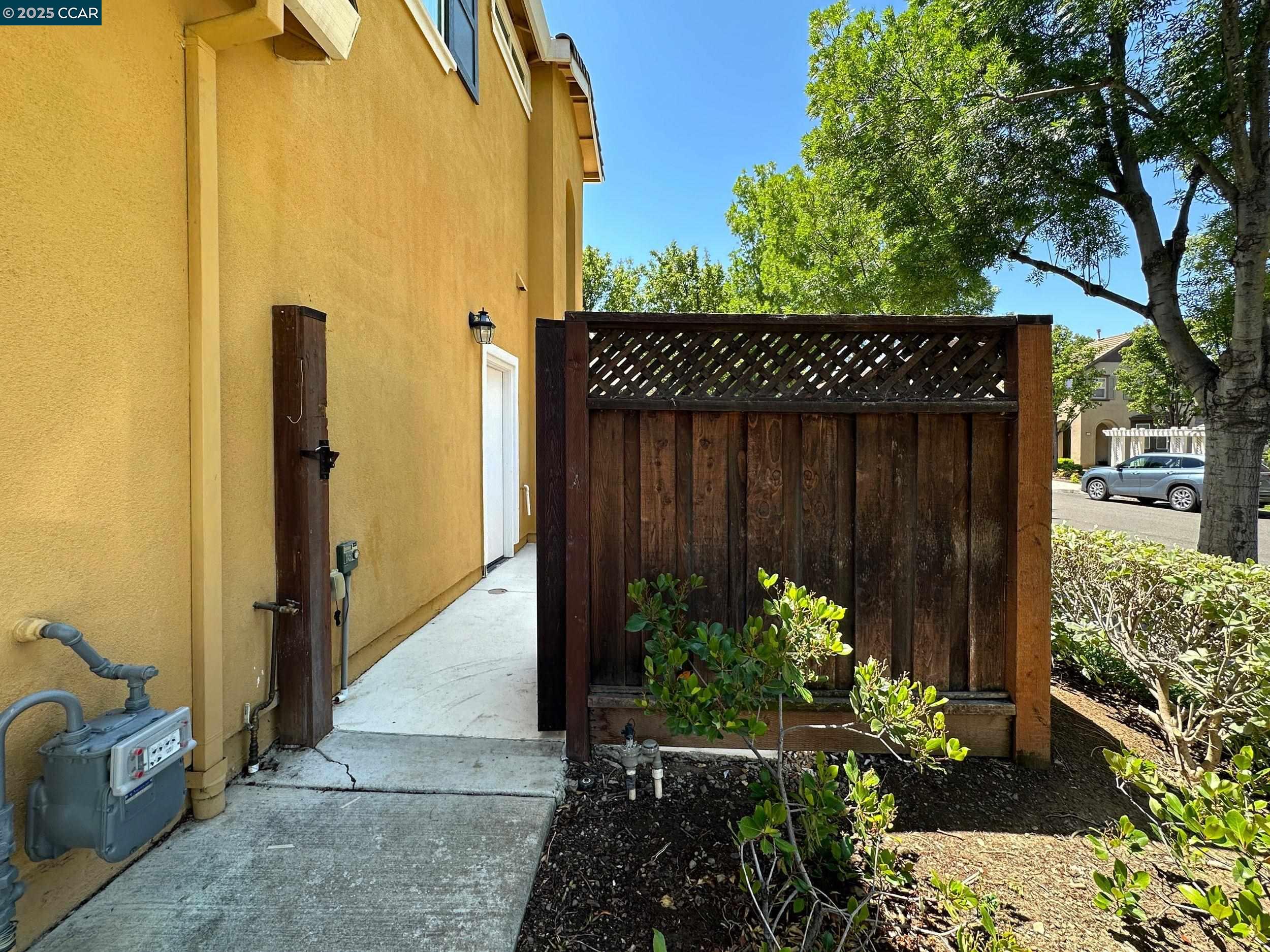 90 W Amistad Ln