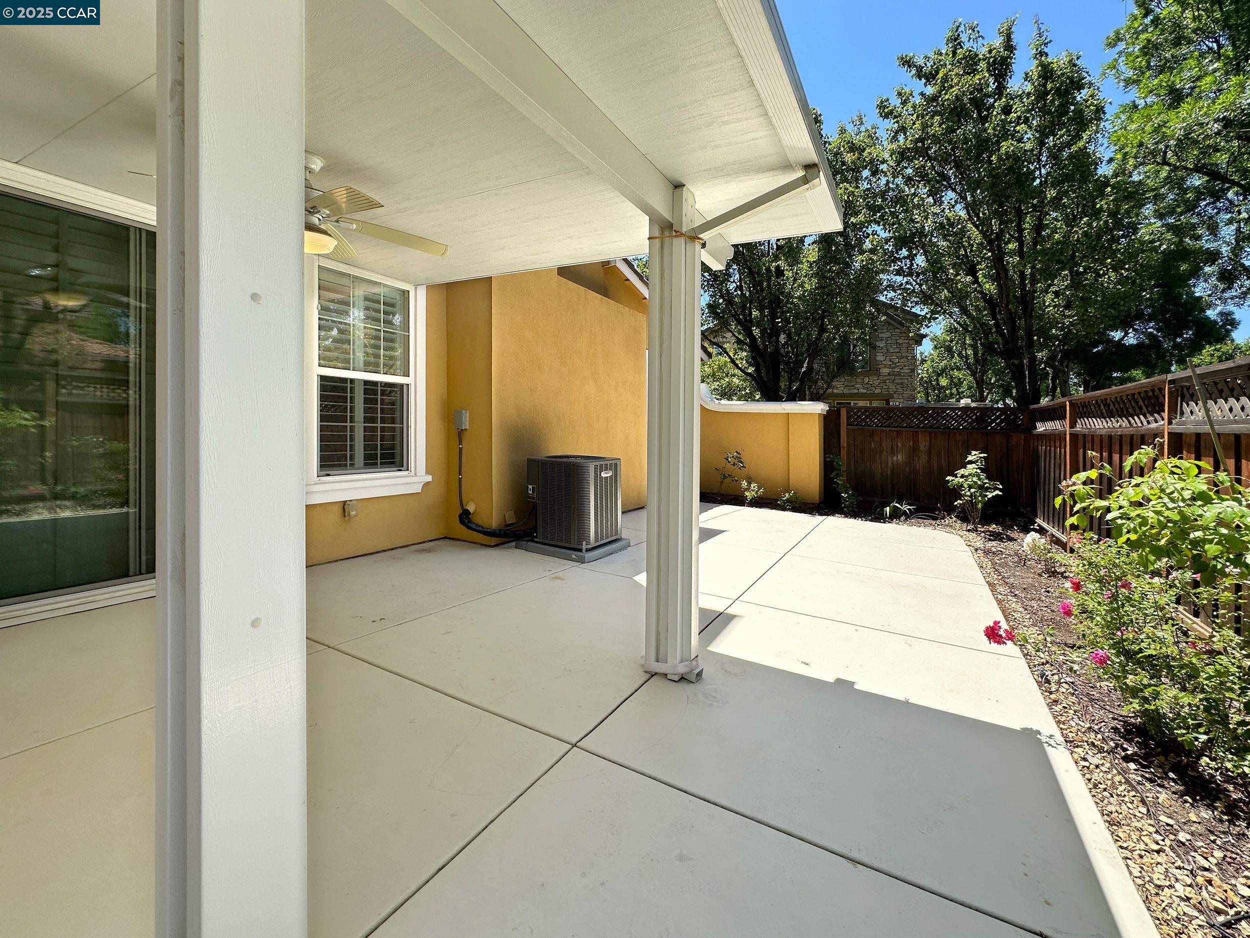 90 W Amistad Ln