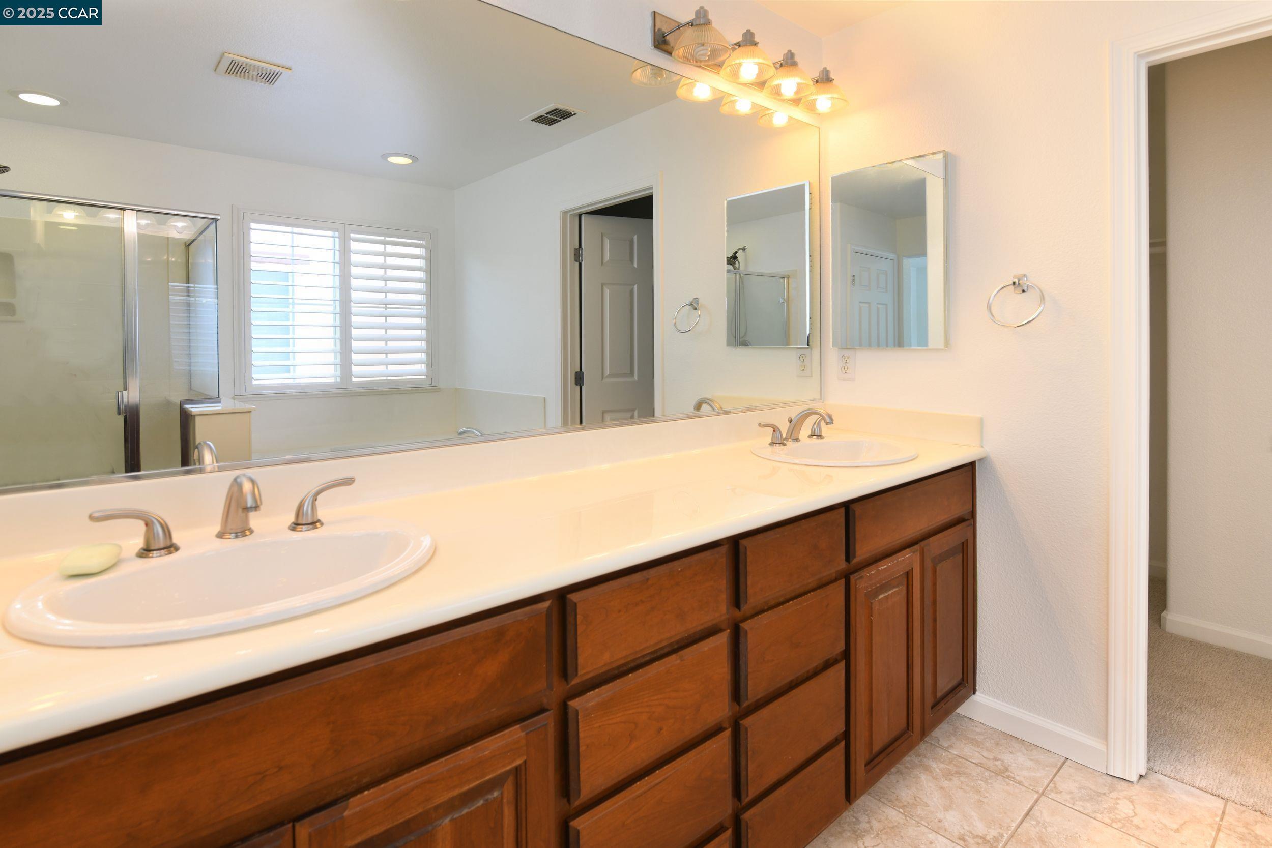 90 W Amistad Ln
