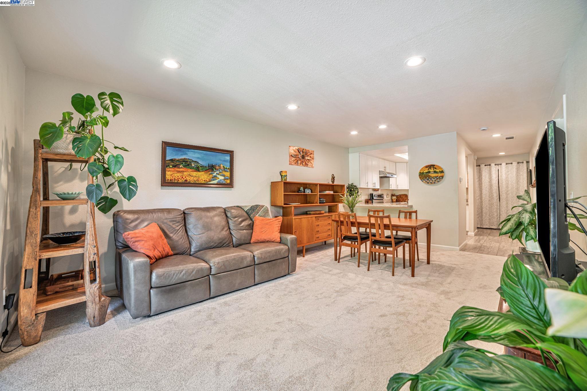 1324 Chateau Cmn # 202