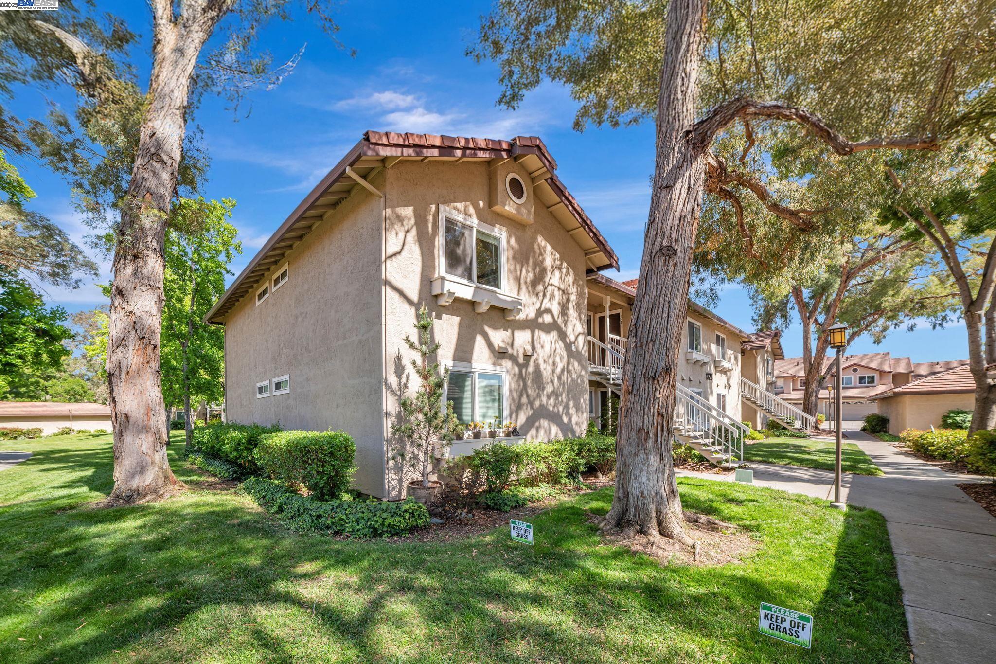 1324 Chateau Cmn # 202