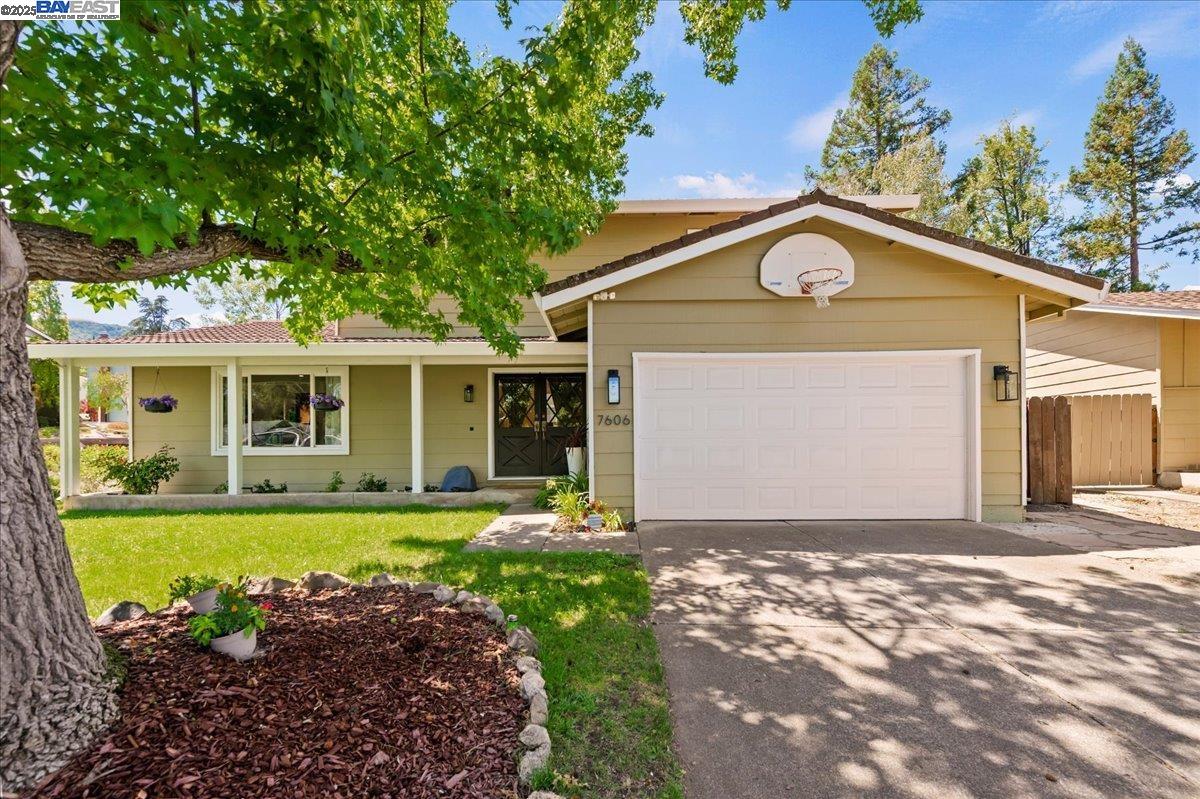 7606 Desertwood Ln