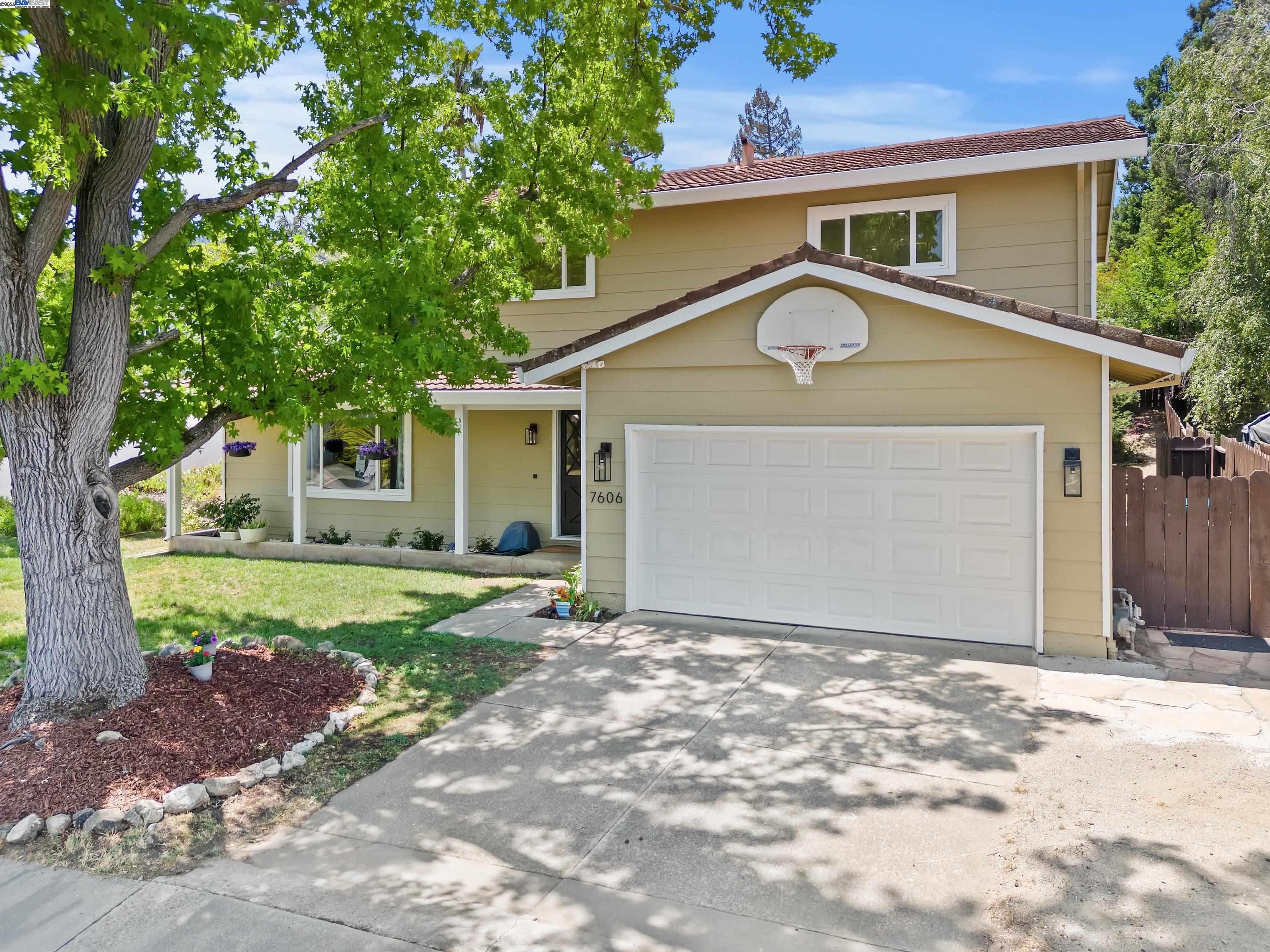 7606 Desertwood Ln