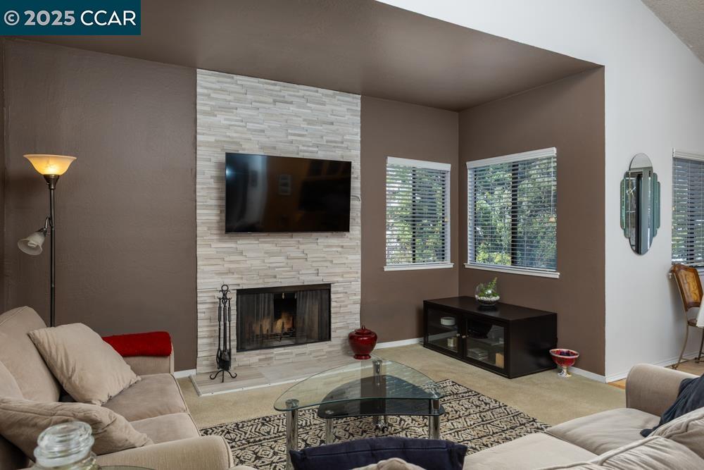 1086 Maywood Ln