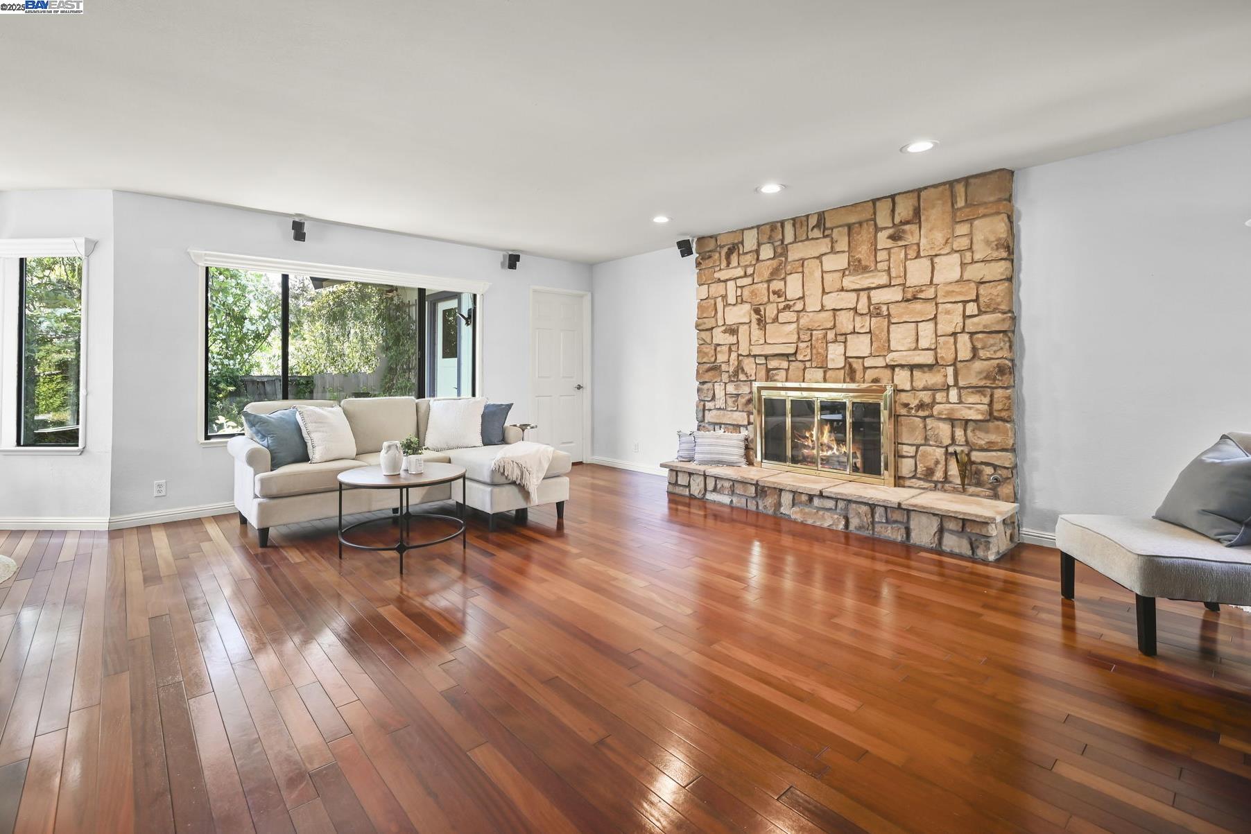 211 Arthur Ct