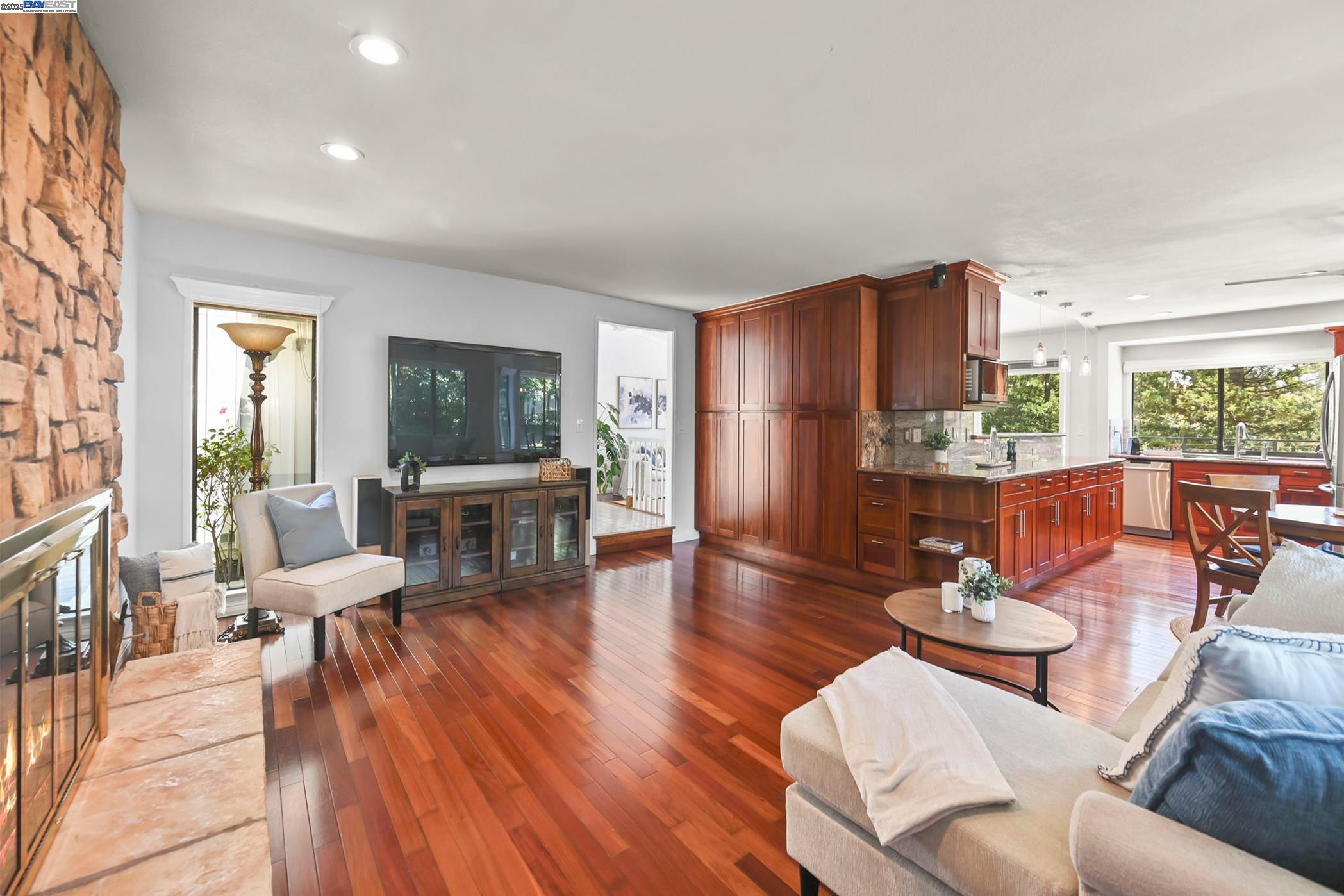 211 Arthur Ct