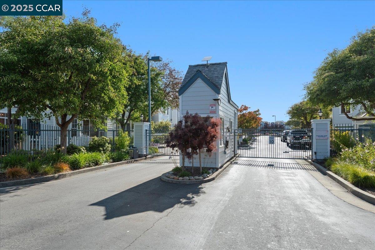 609 Commodore Dr