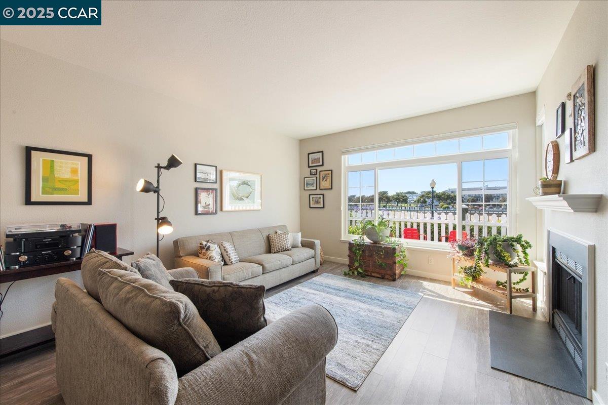 609 Commodore Dr