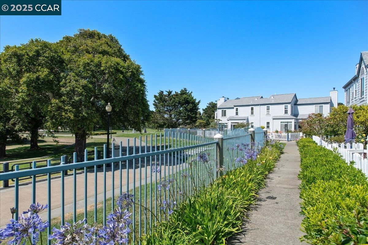 609 Commodore Dr