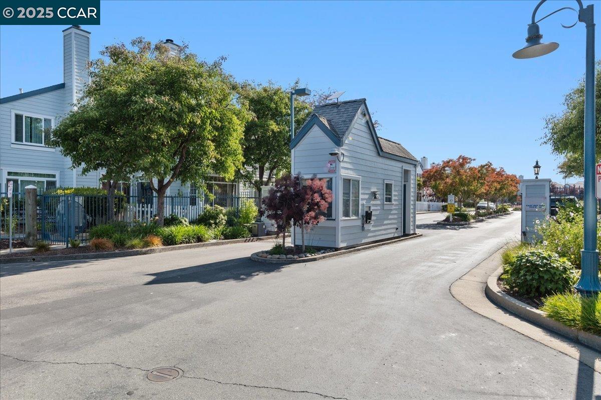 609 Commodore Dr