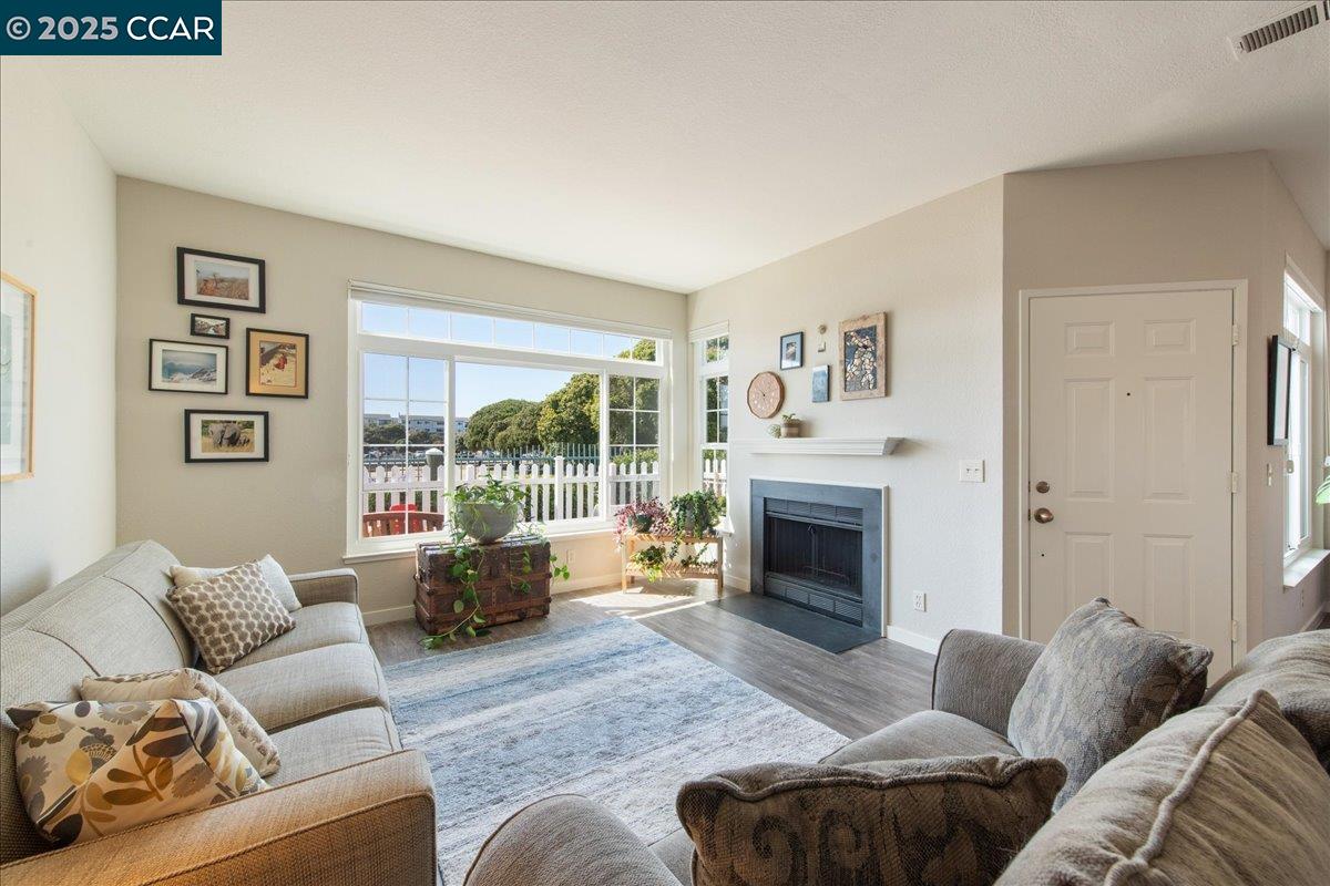 609 Commodore Dr