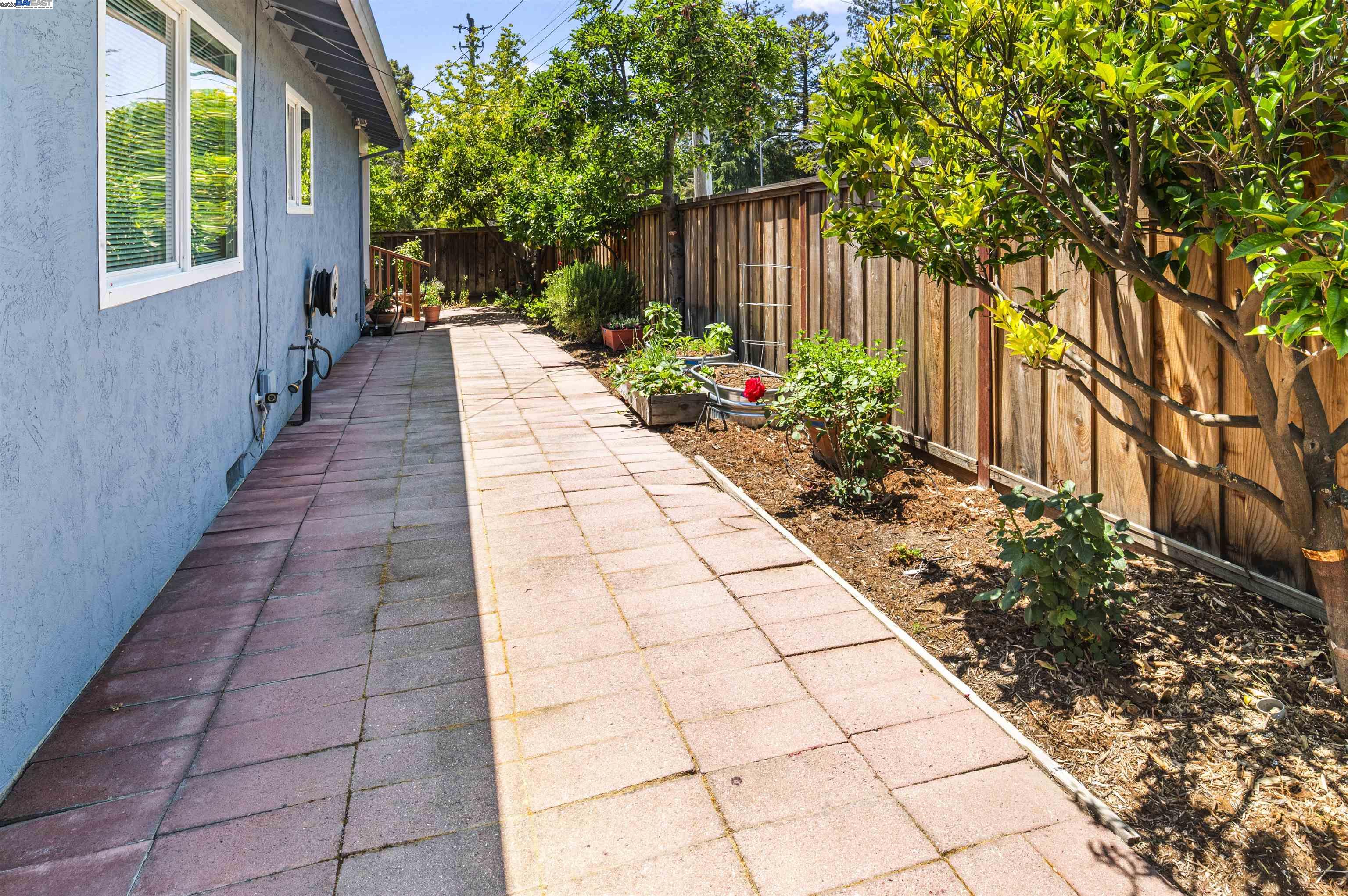 2219 Dexter Way