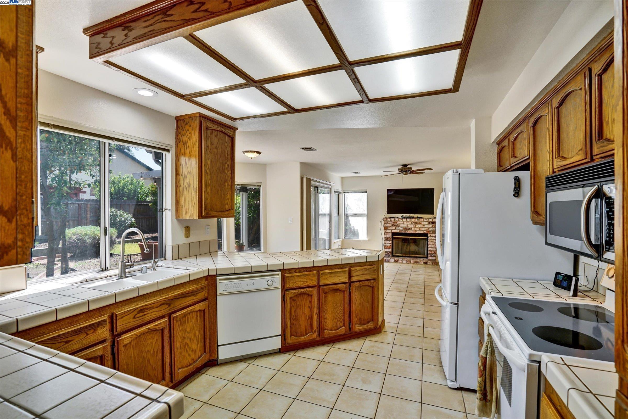 1400 Tennis Ln