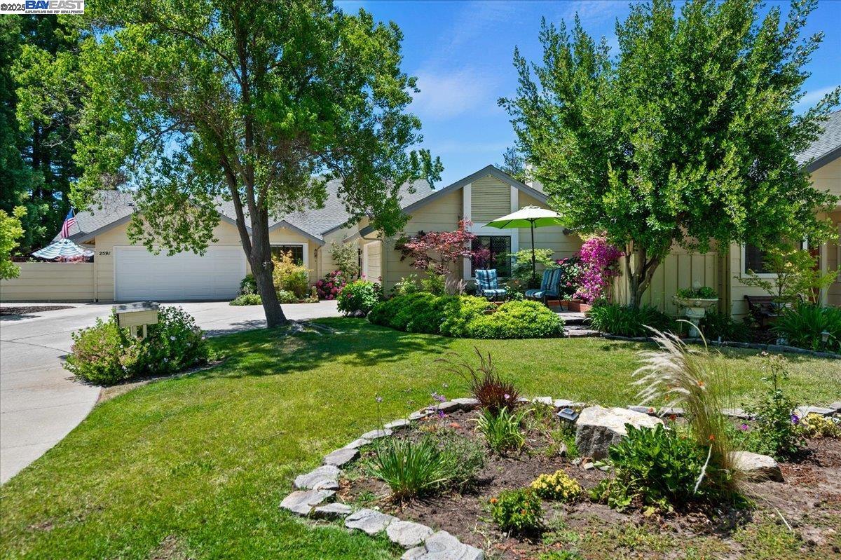 2587 Chablis Way