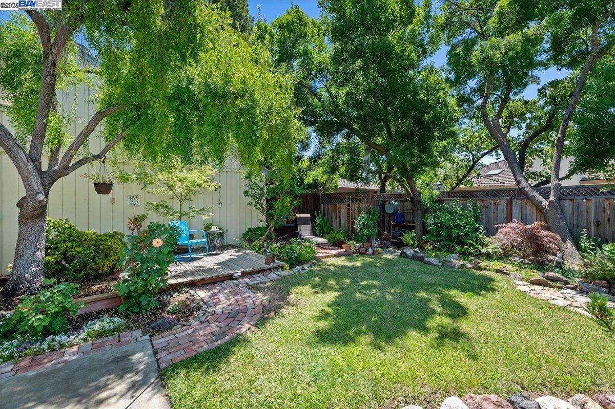2587 Chablis Way