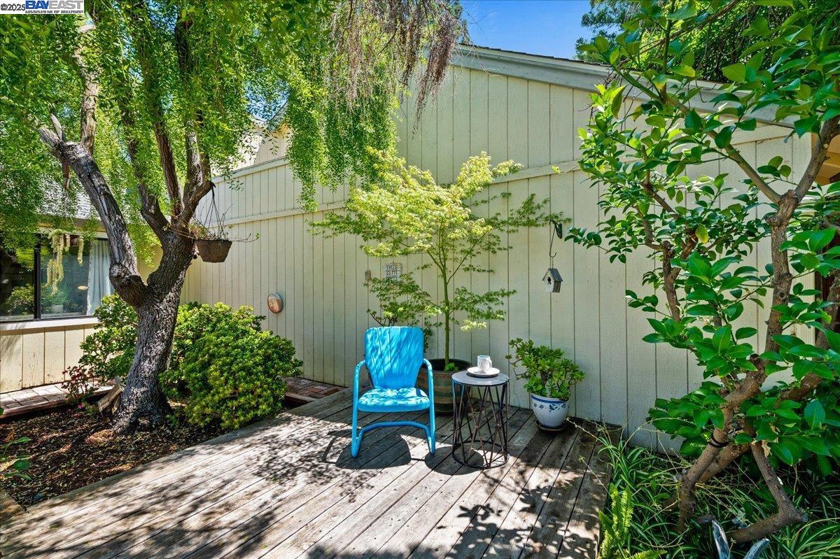 2587 Chablis Way