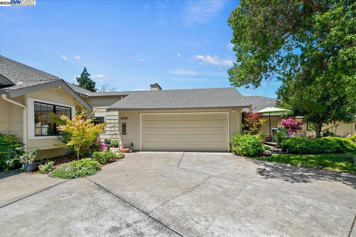 2587 Chablis Way