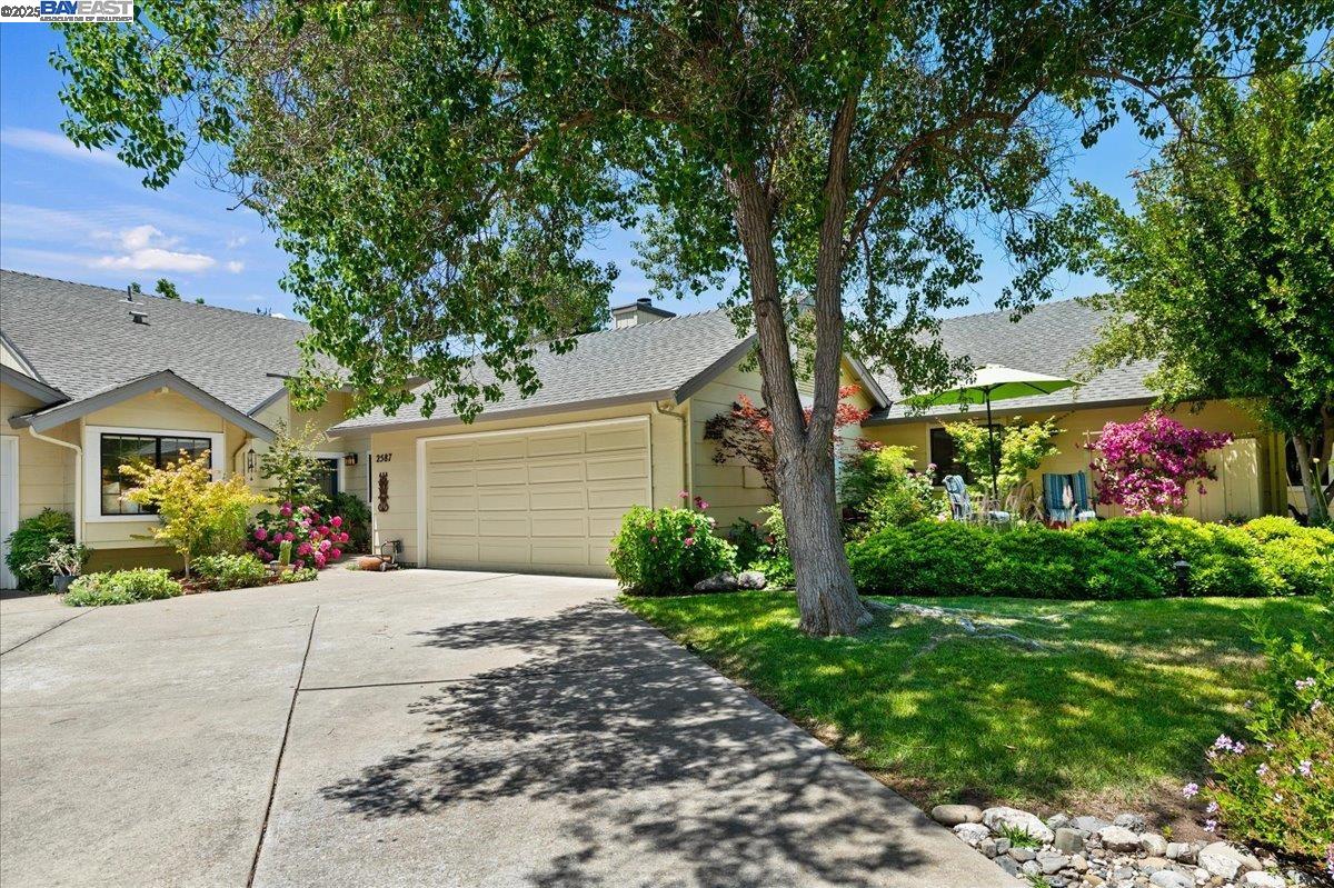 2587 Chablis Way