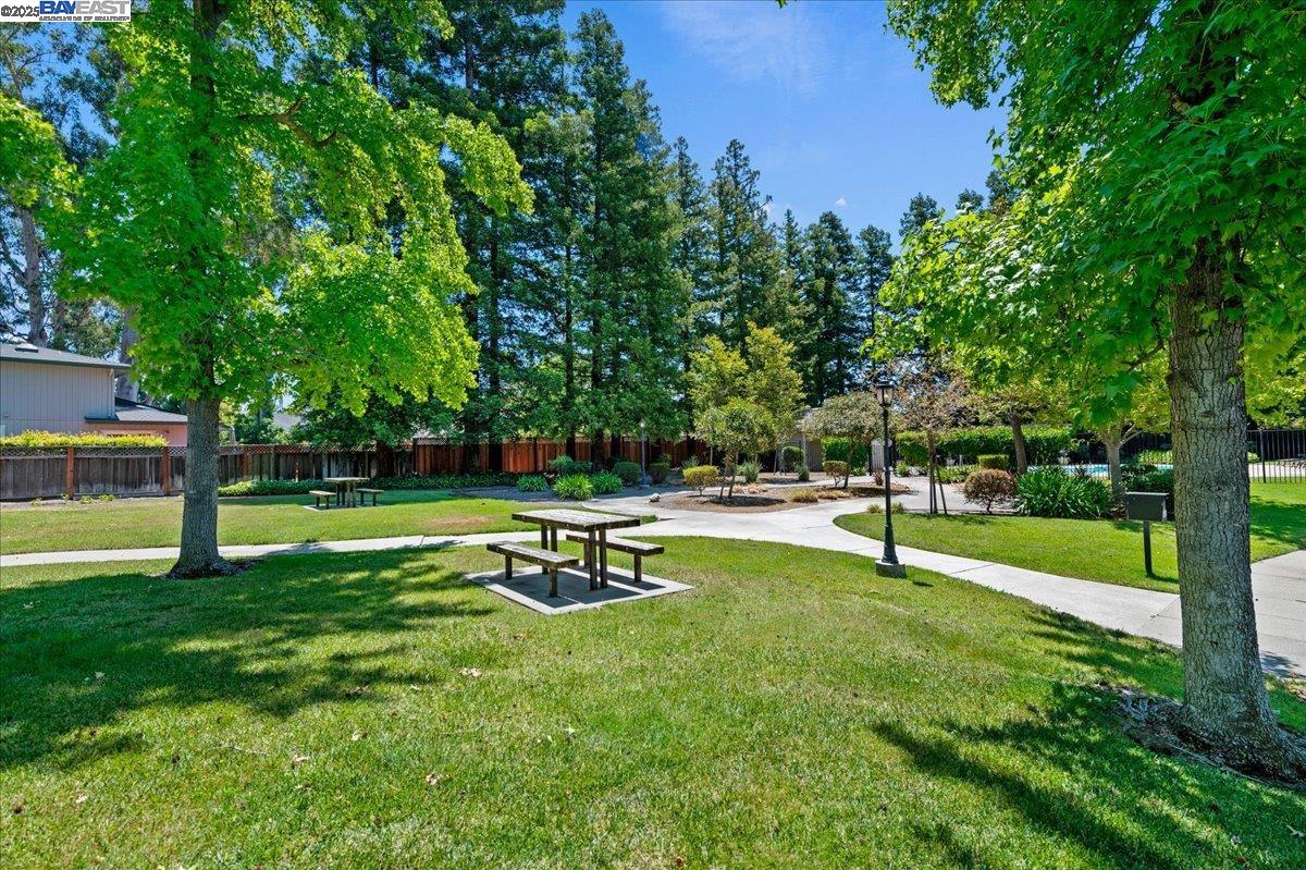 2587 Chablis Way