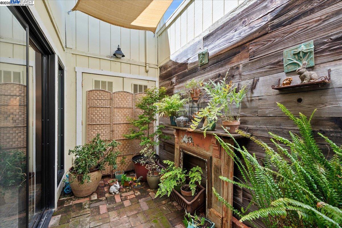 2587 Chablis Way