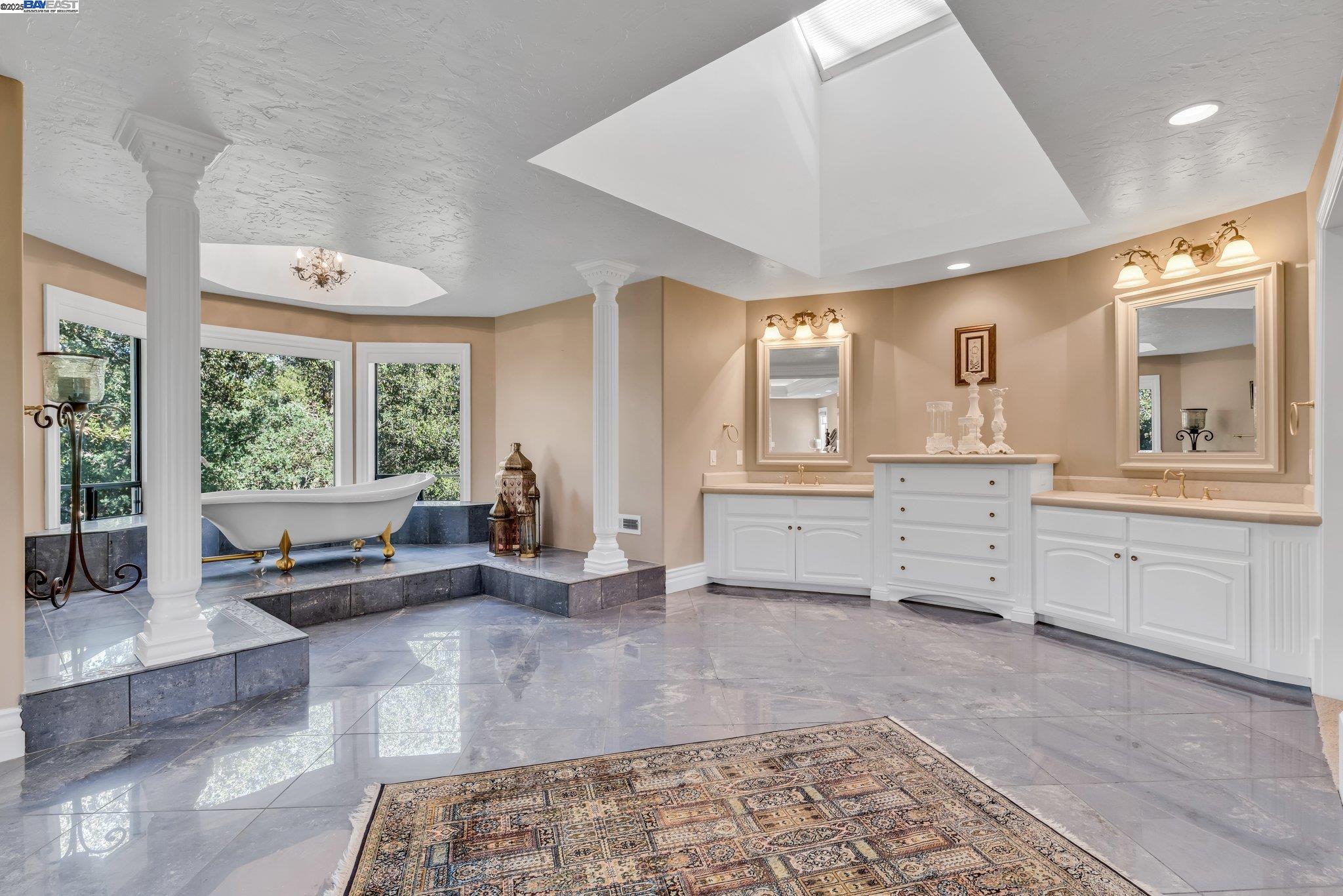 219 Valley Oaks Dr