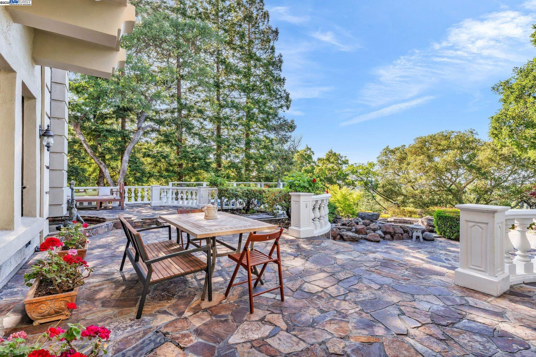 219 Valley Oaks Dr