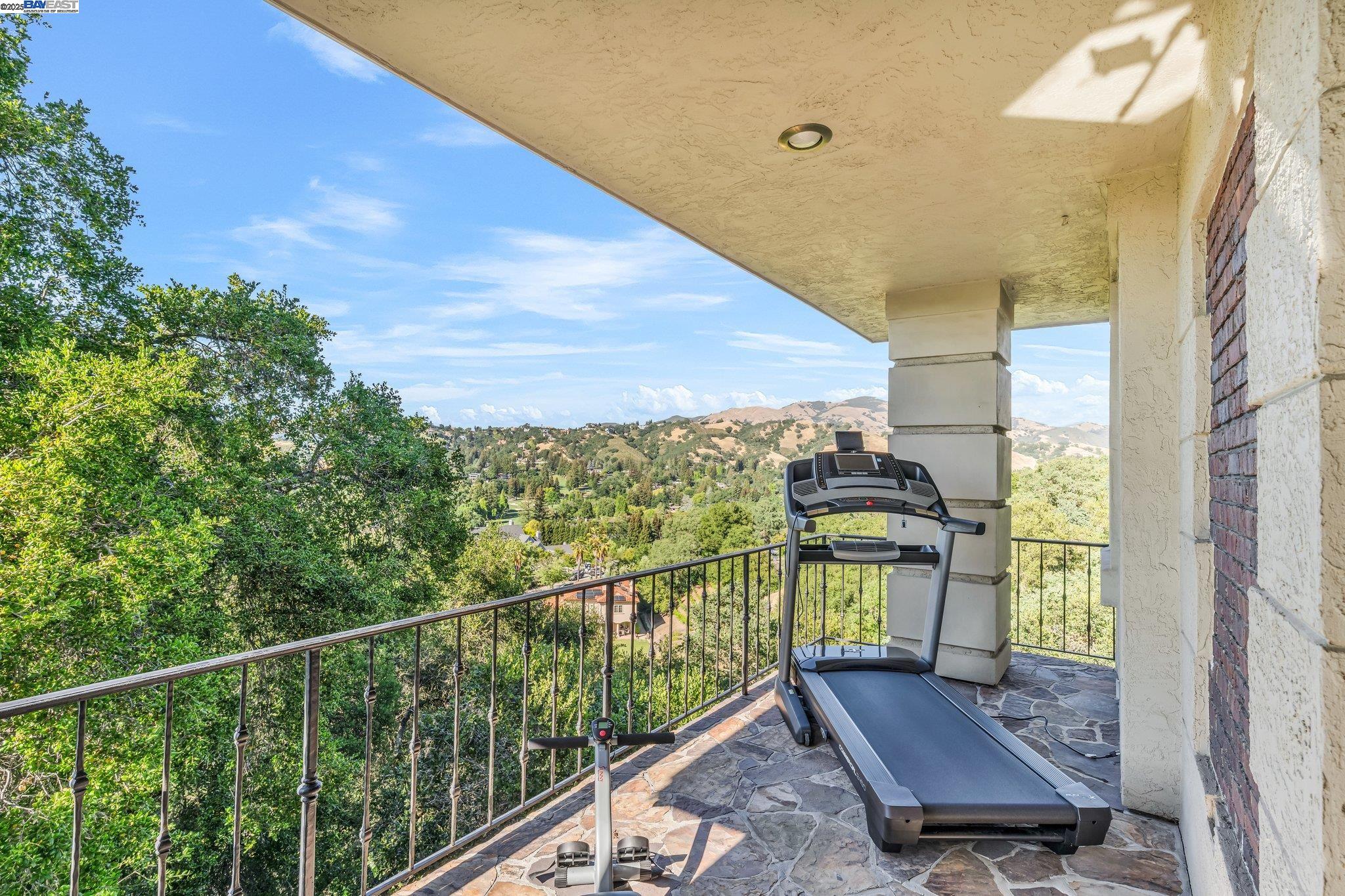 219 Valley Oaks Dr