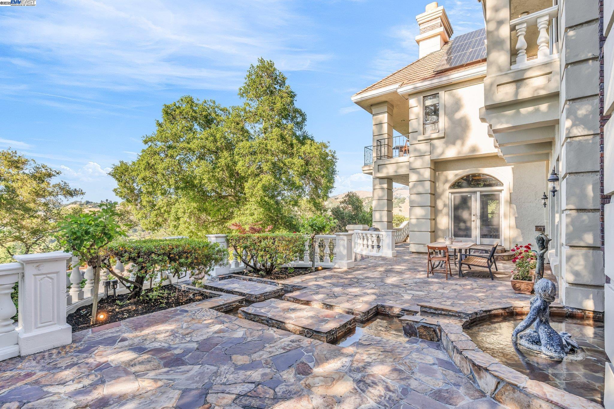 219 Valley Oaks Dr