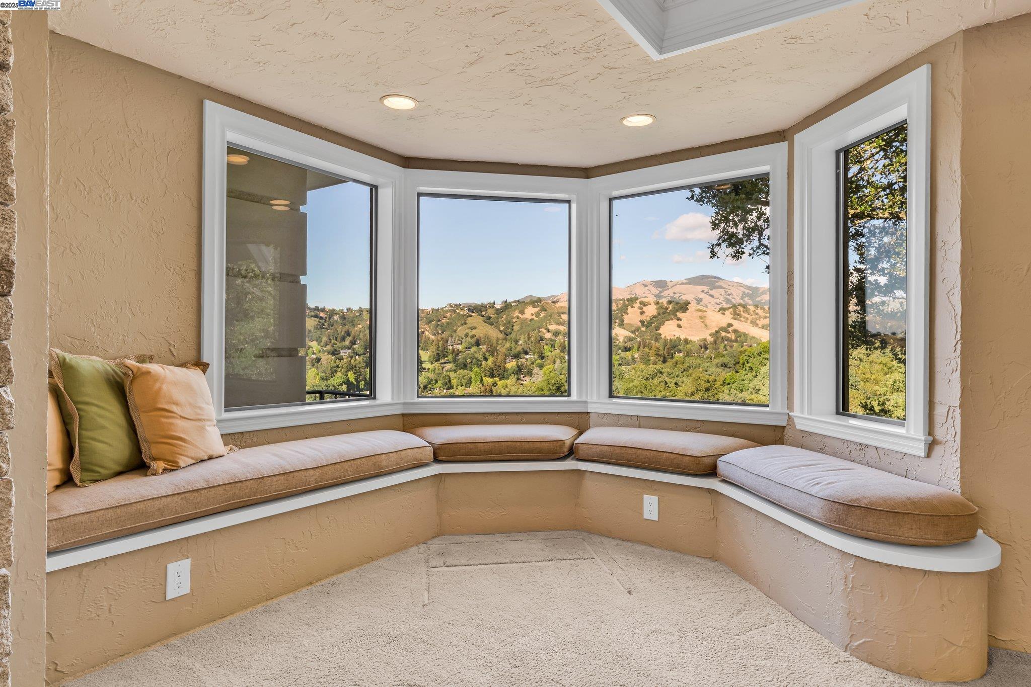 219 Valley Oaks Dr