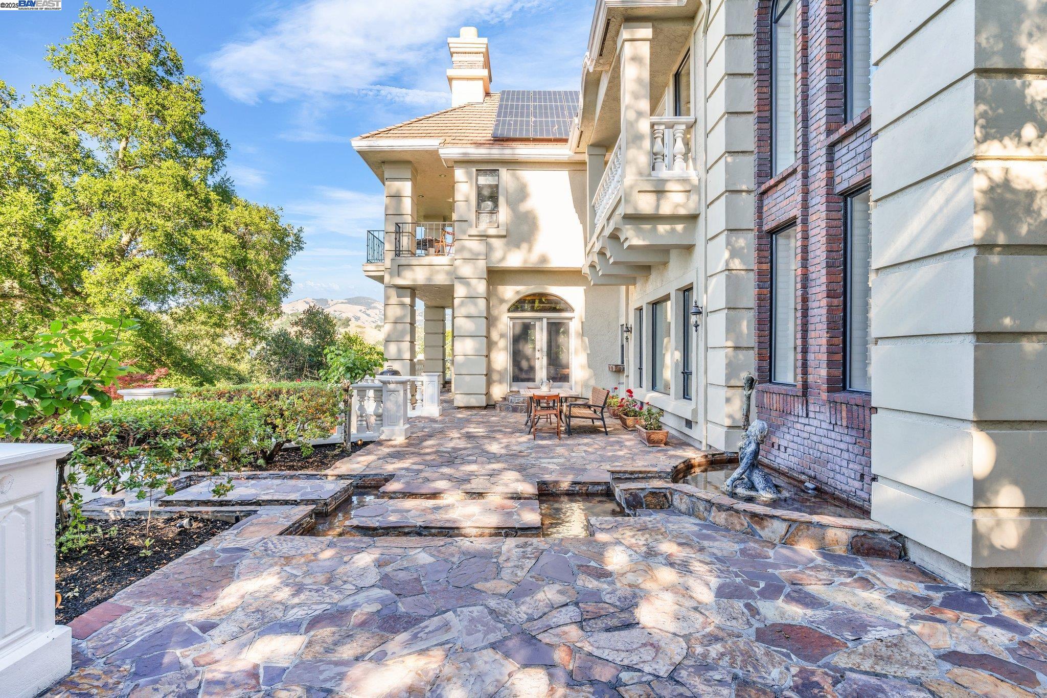 219 Valley Oaks Dr