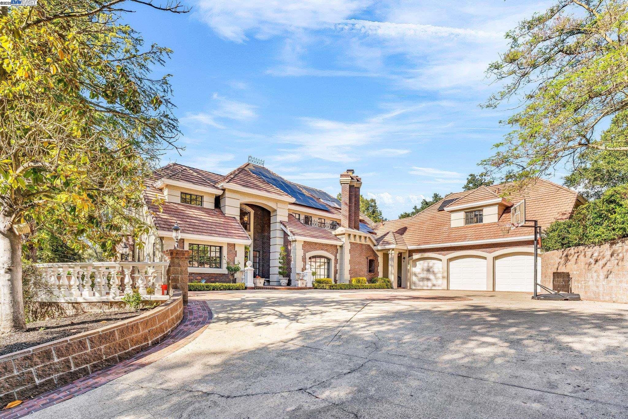 219 Valley Oaks Dr