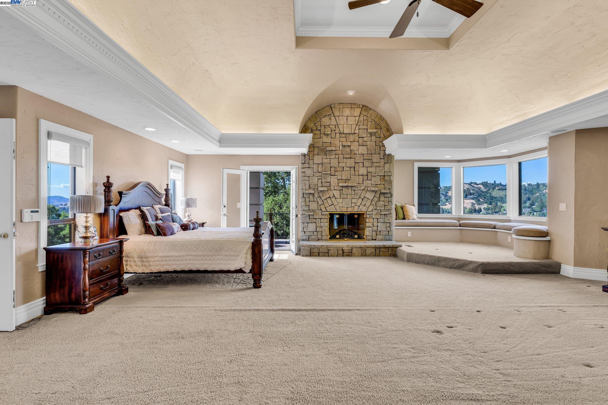 219 Valley Oaks Dr