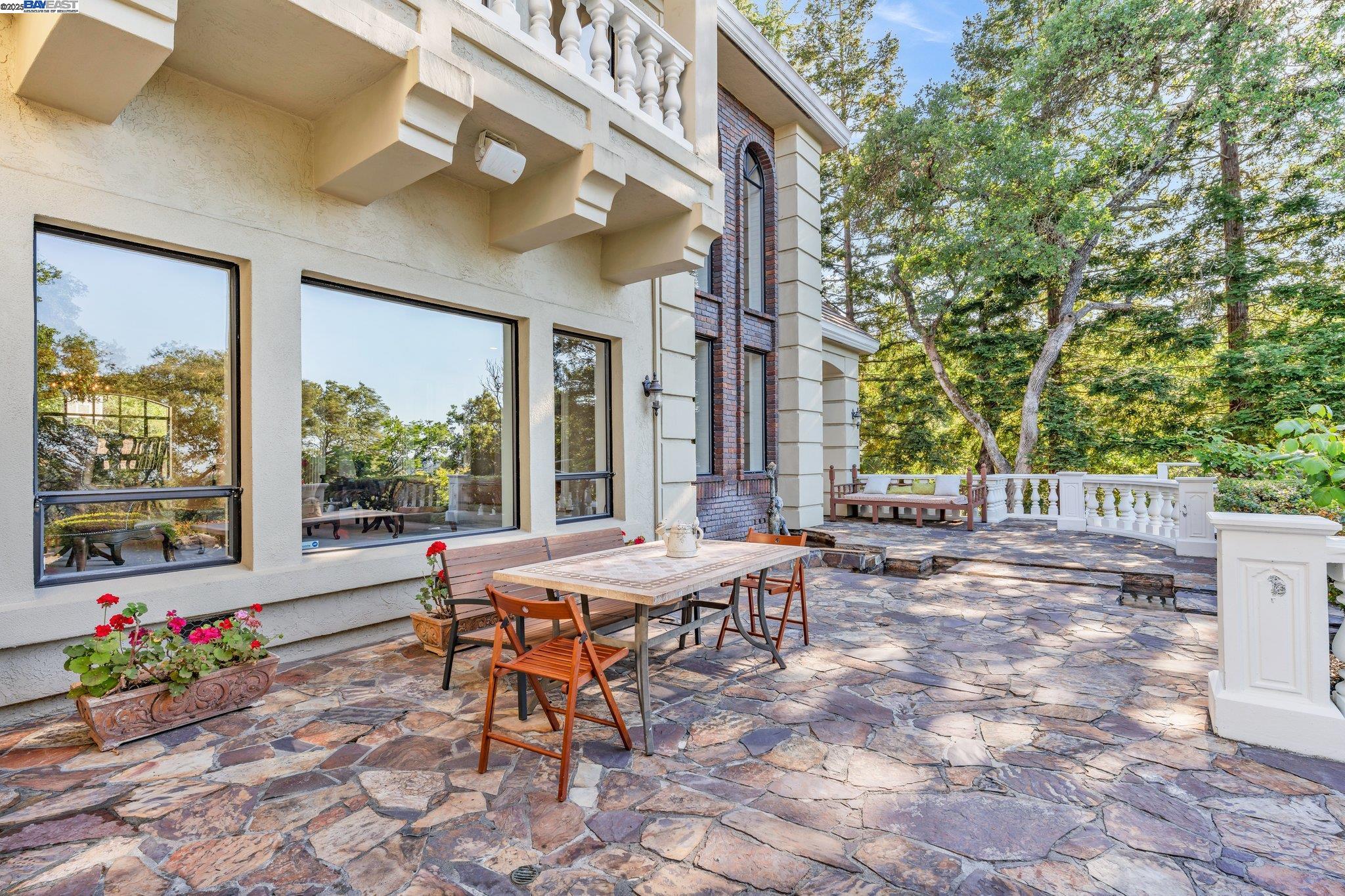 219 Valley Oaks Dr
