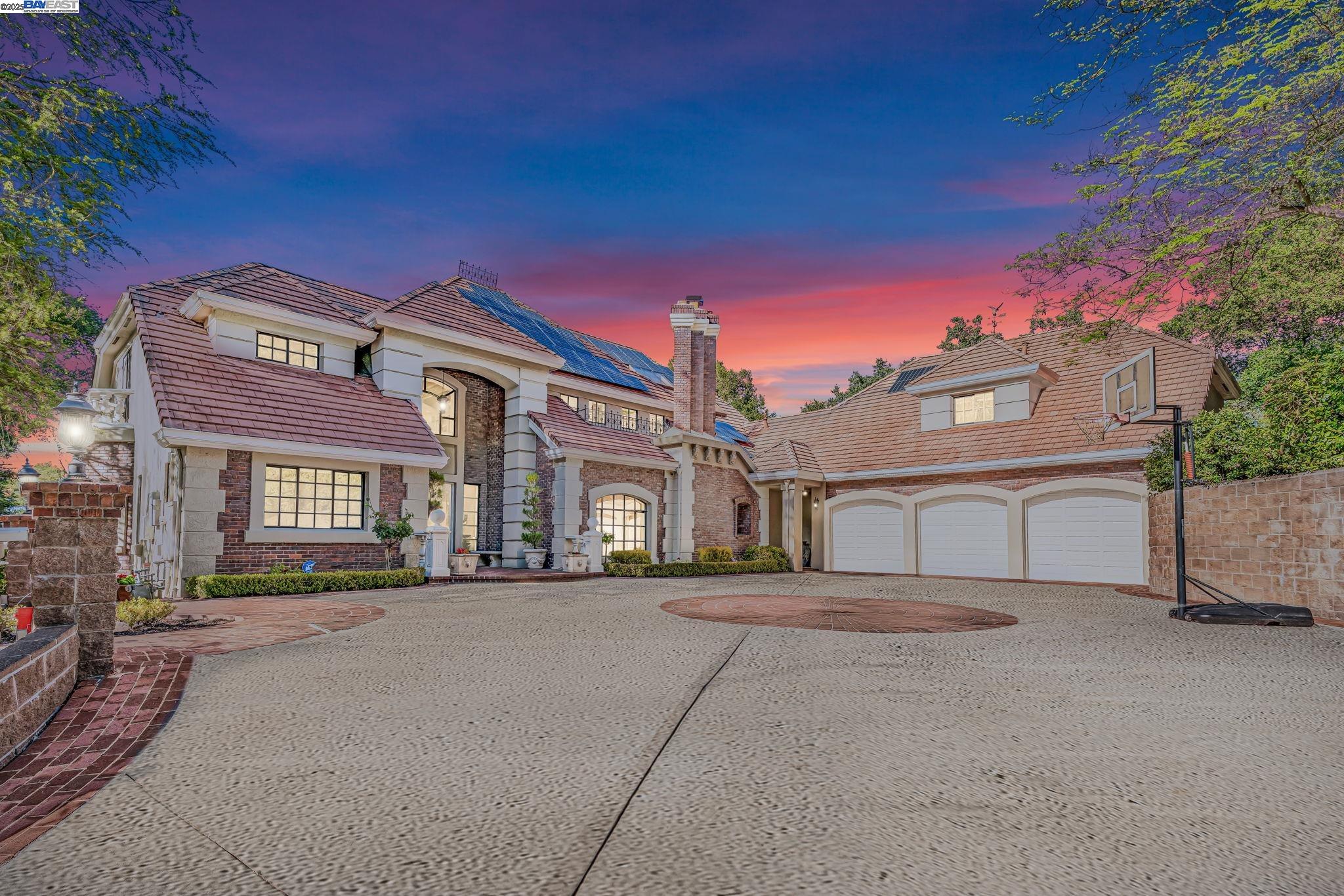 219 Valley Oaks Dr