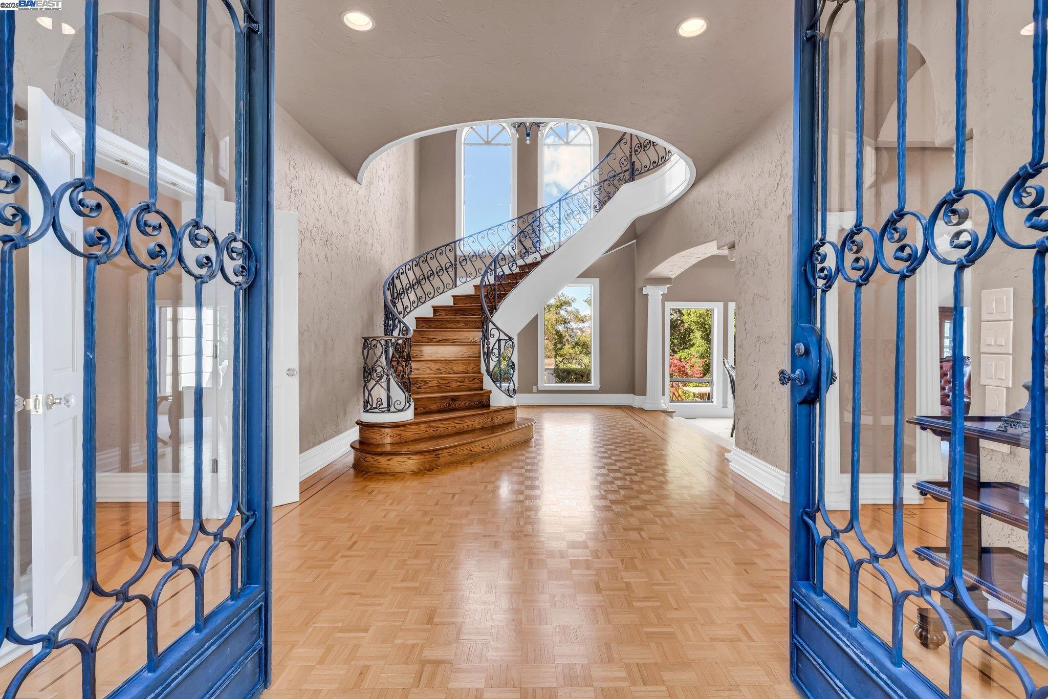219 Valley Oaks Dr