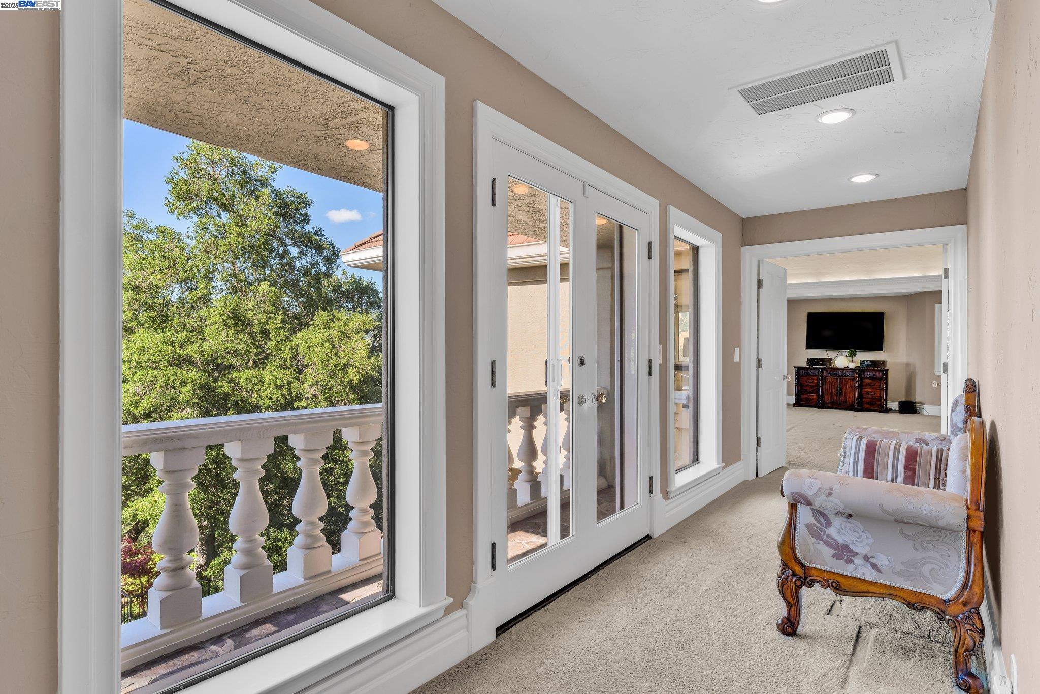 219 Valley Oaks Dr