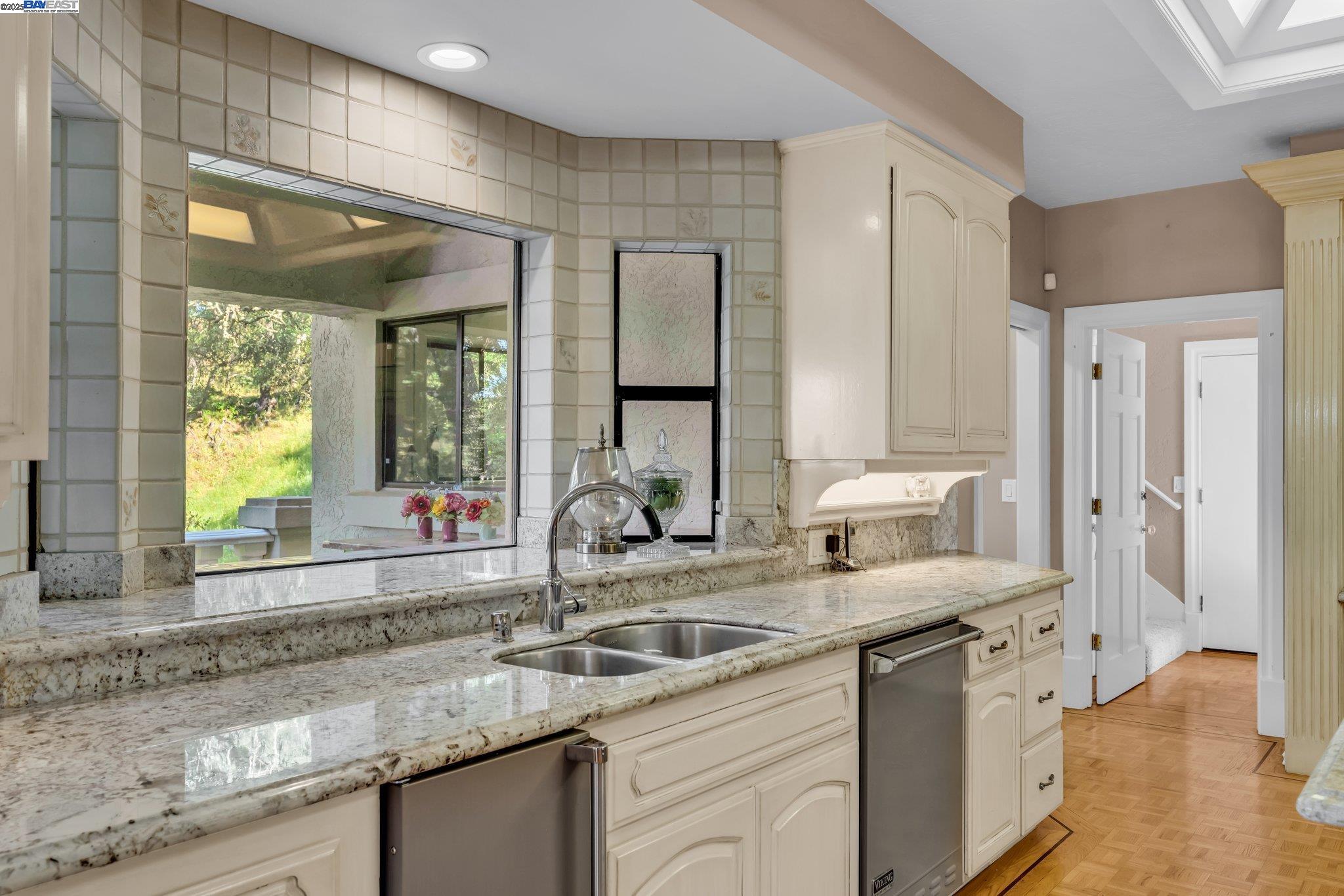 219 Valley Oaks Dr