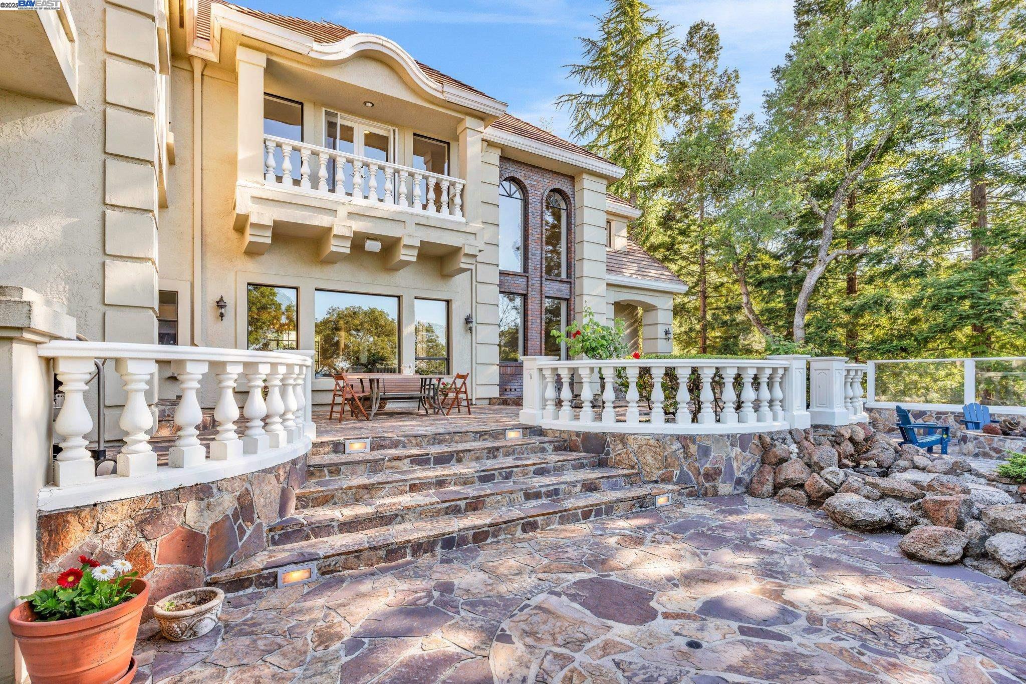219 Valley Oaks Dr