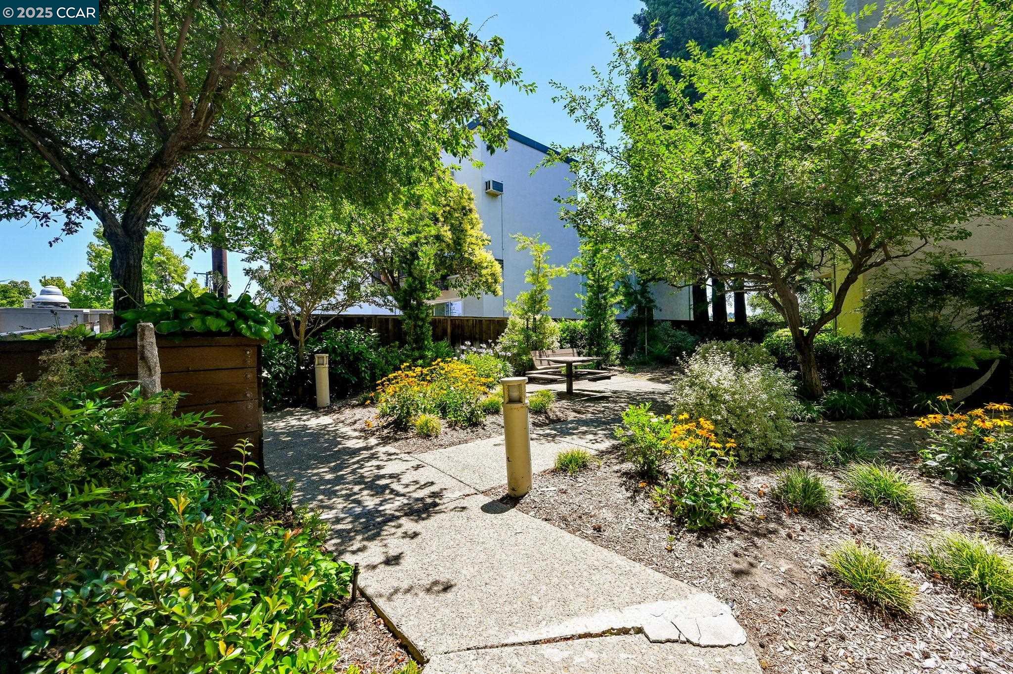 1201 Alta Vista Dr # 208