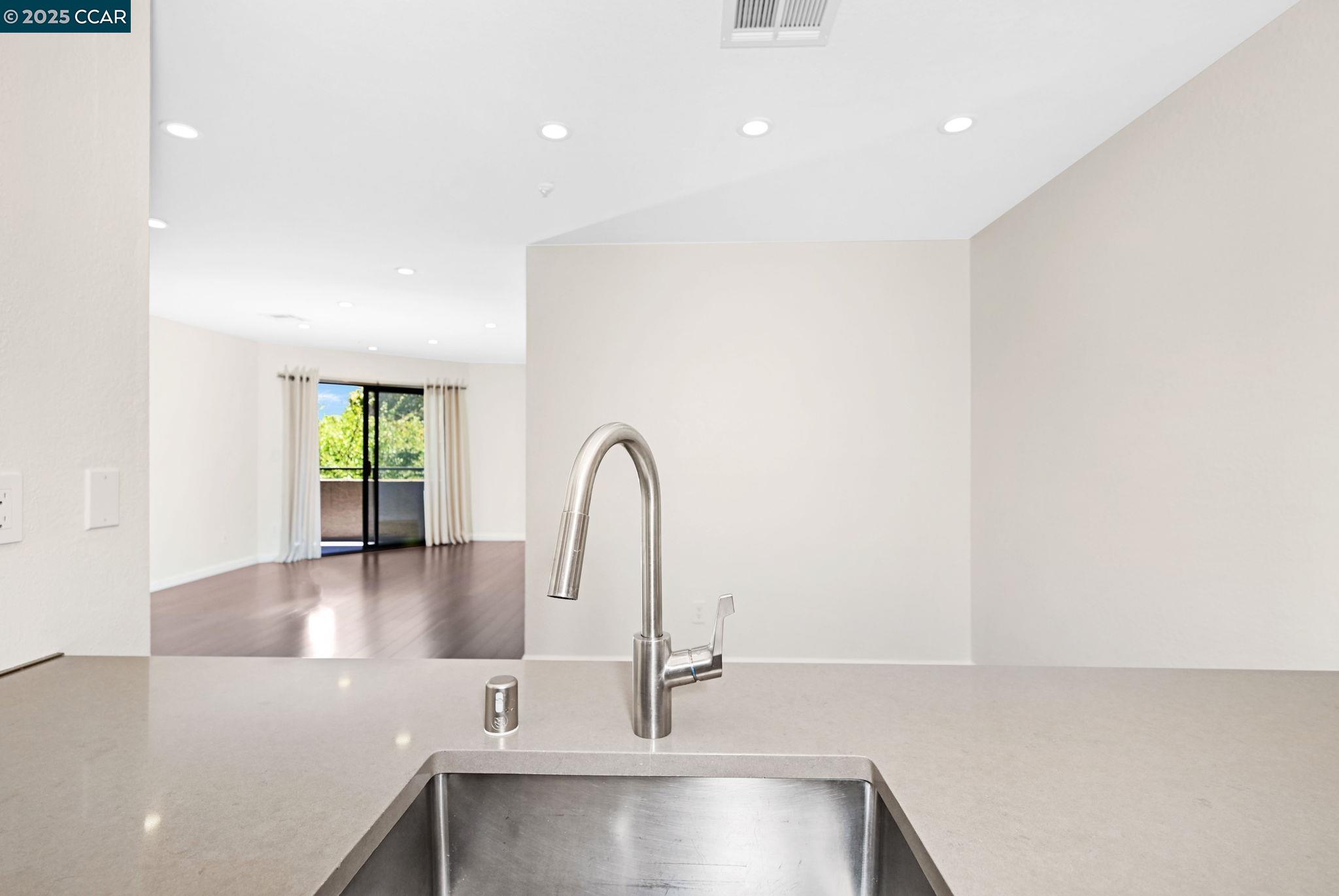 1201 Alta Vista Dr # 208
