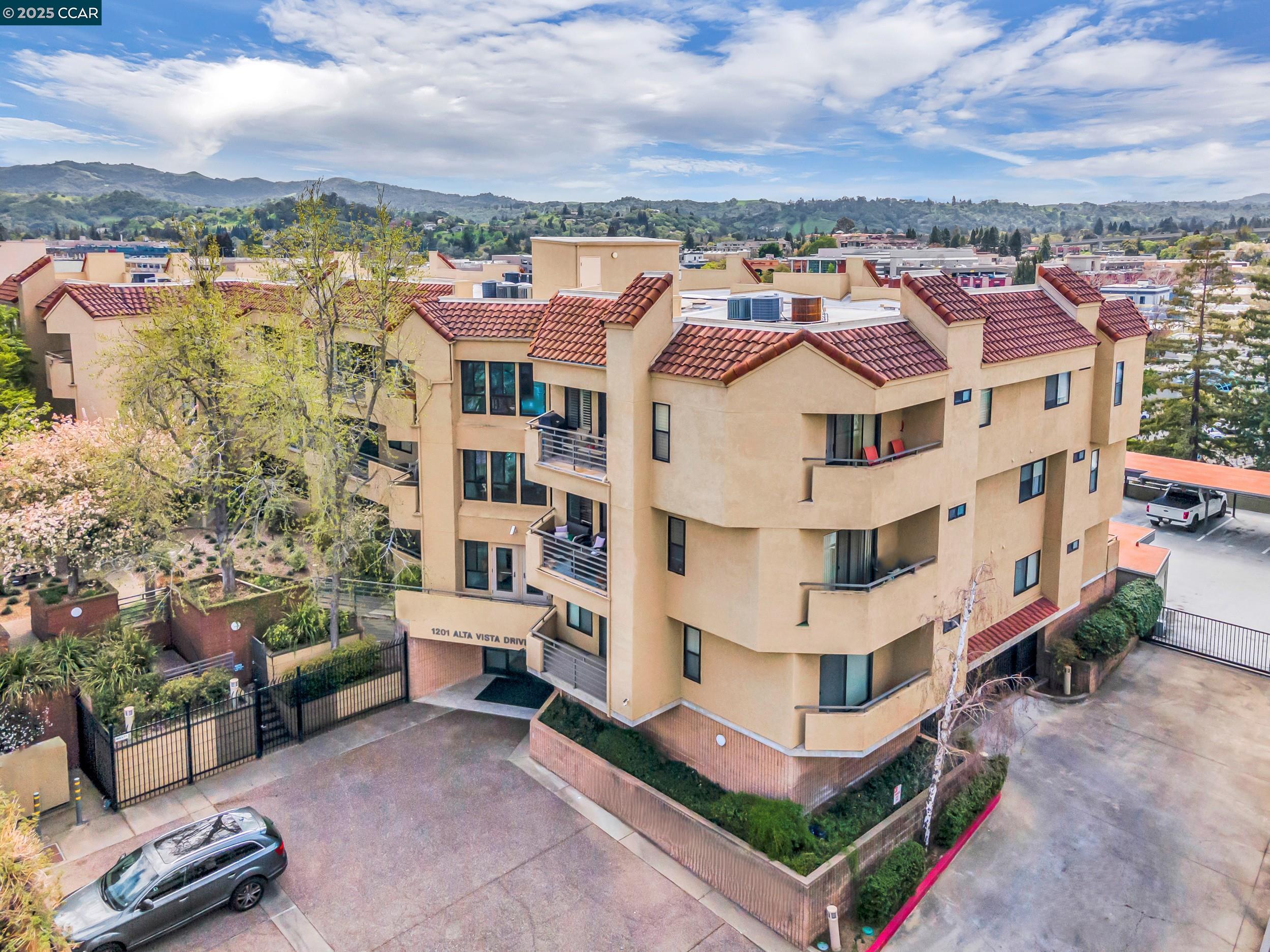 1201 Alta Vista Dr # 208