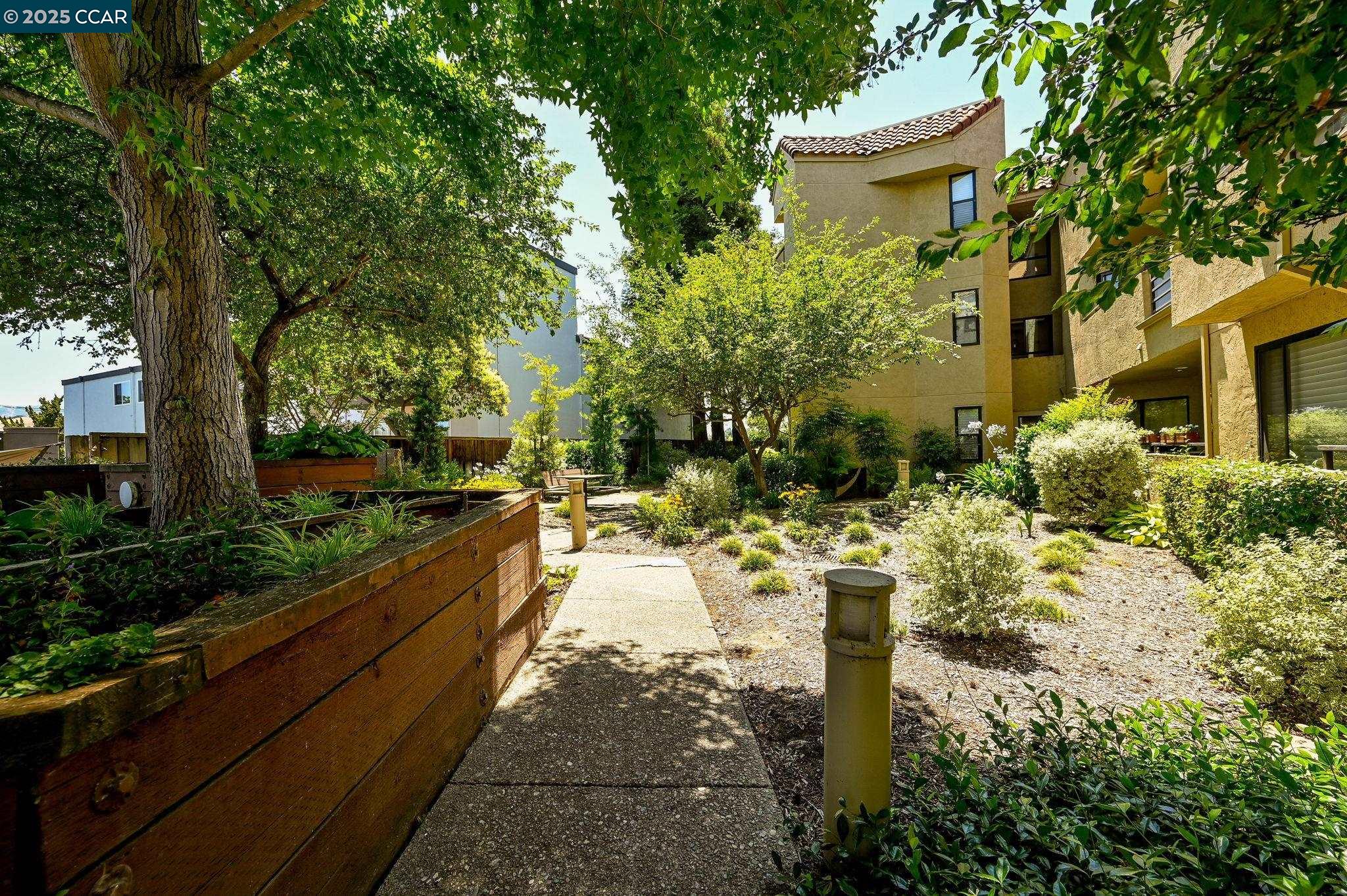 1201 Alta Vista Dr # 208