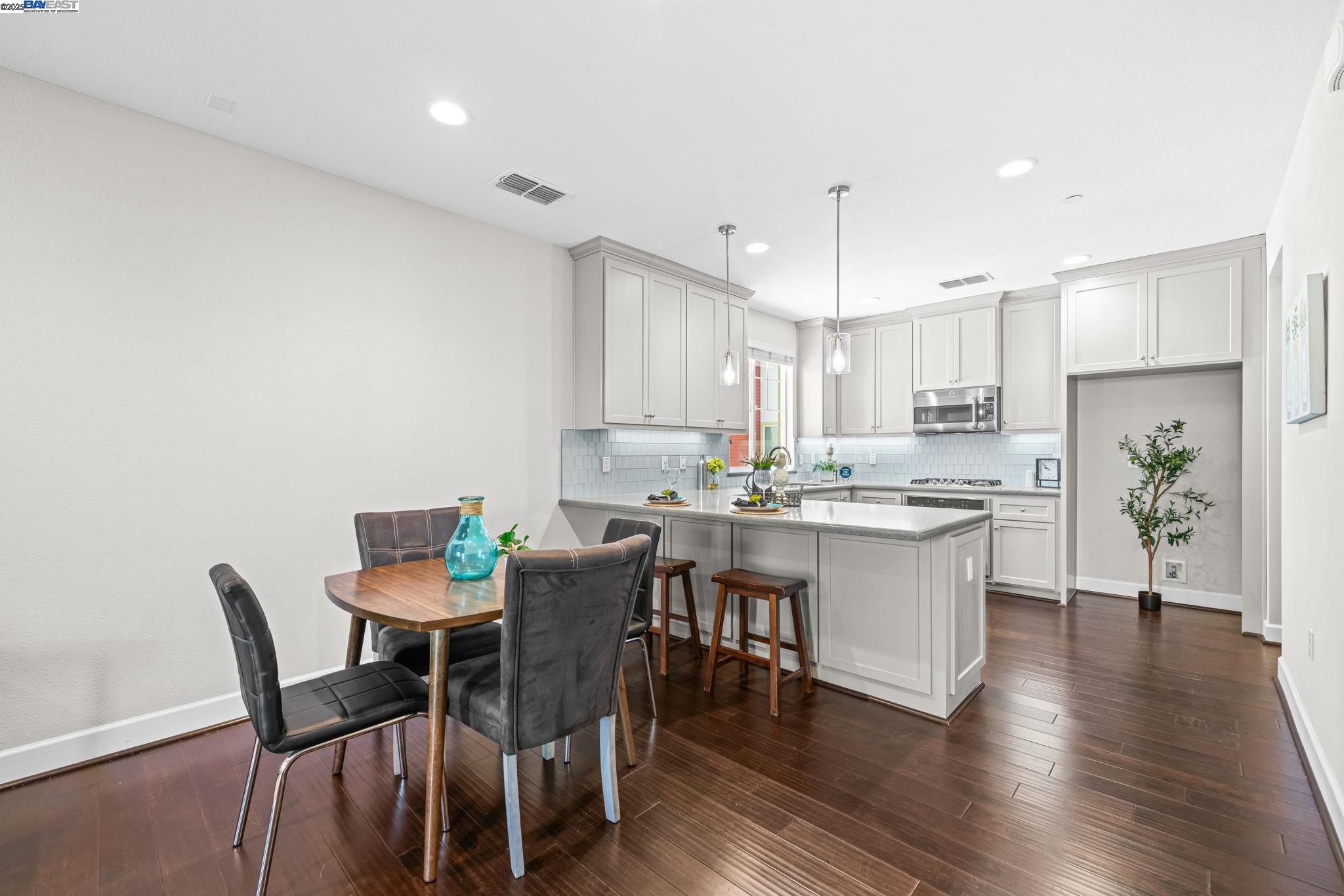 389 Basswood Cmn # 9
